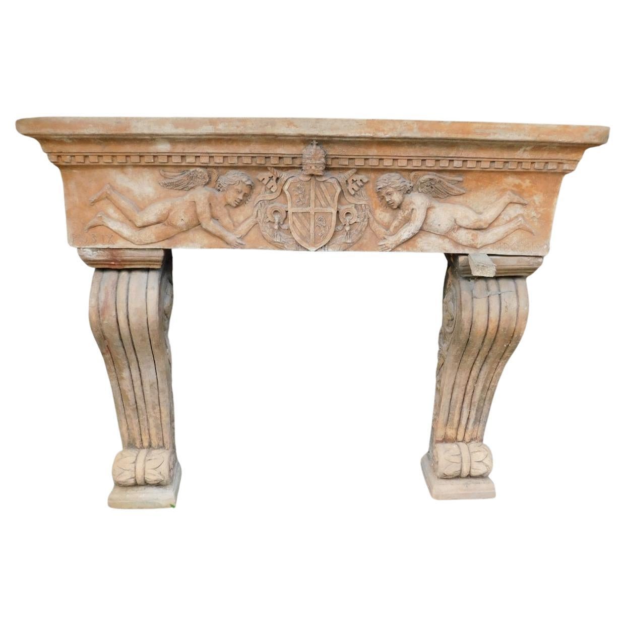 Kaminmantel aus Terrakotta mit geschnitzten Putten, Italien im Angebot