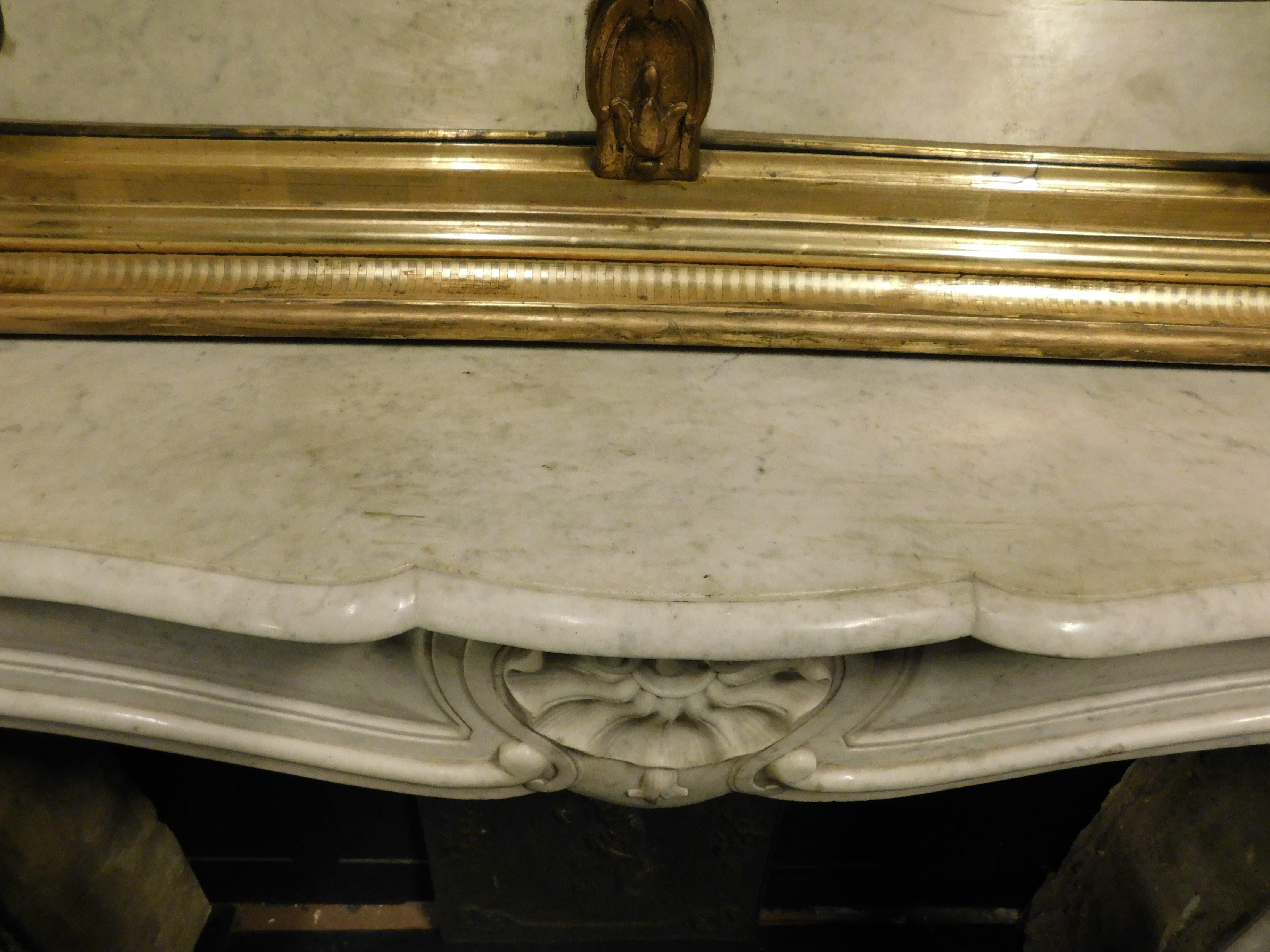 Fireplace mantle in white Carrara marble, carved with a central shell, France In Good Condition In Cuneo, Italy (CN)