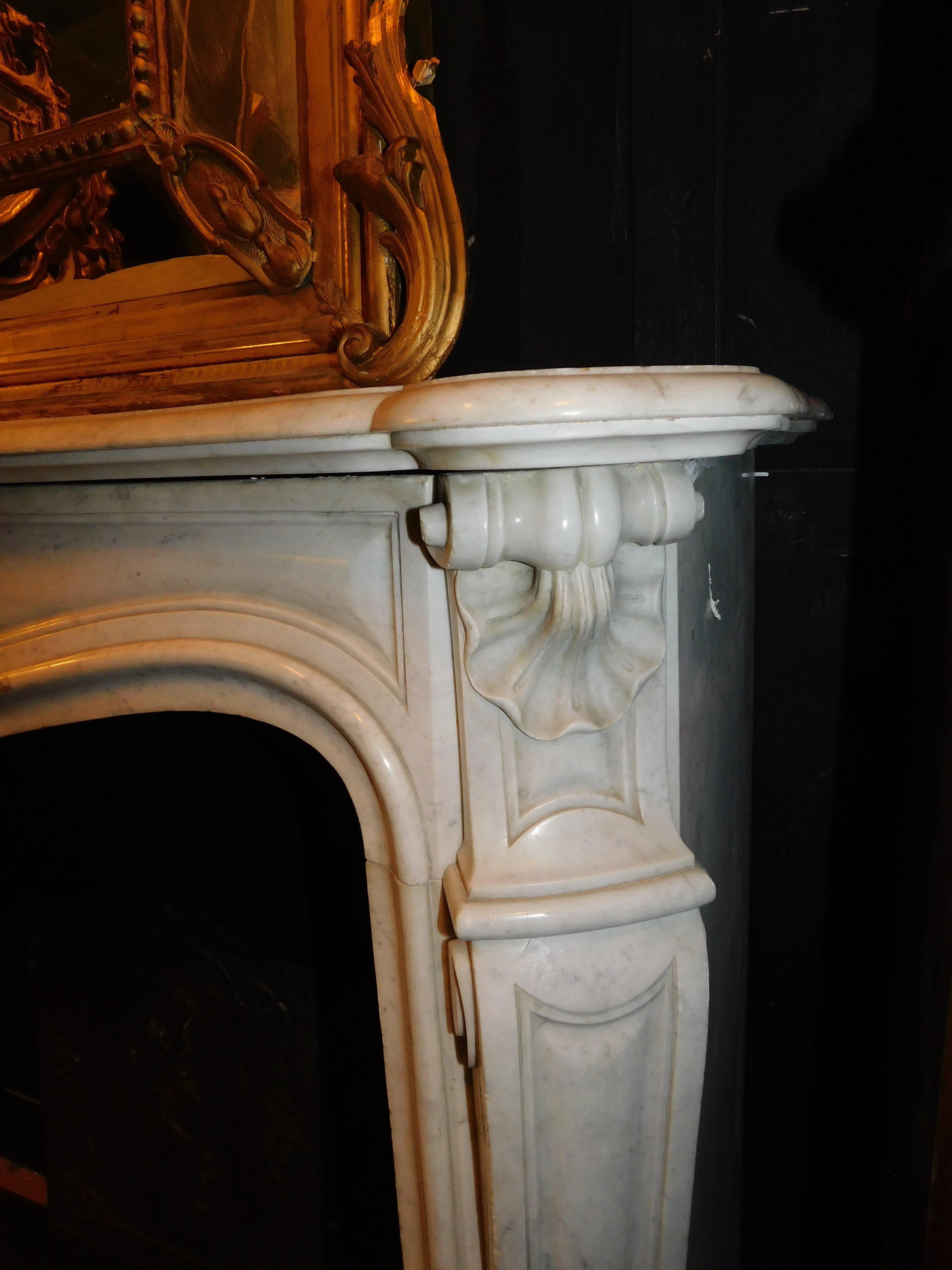 Fireplace mantle in white Carrara marble, carved with a central shell, France 1