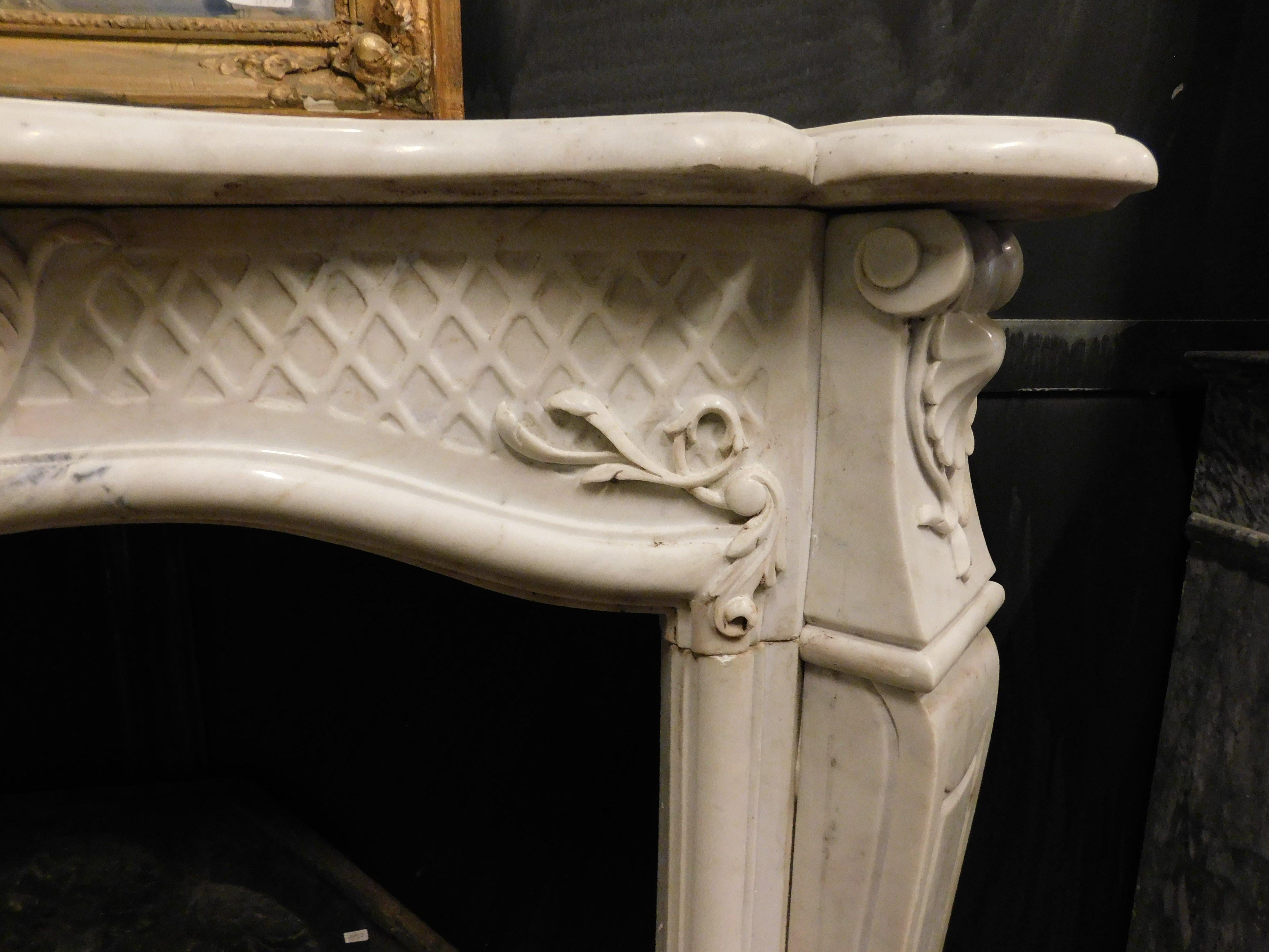 Fireplace mantle in white Carrara marble, carved with floral decorations, Italy In Good Condition For Sale In Cuneo, Italy (CN)