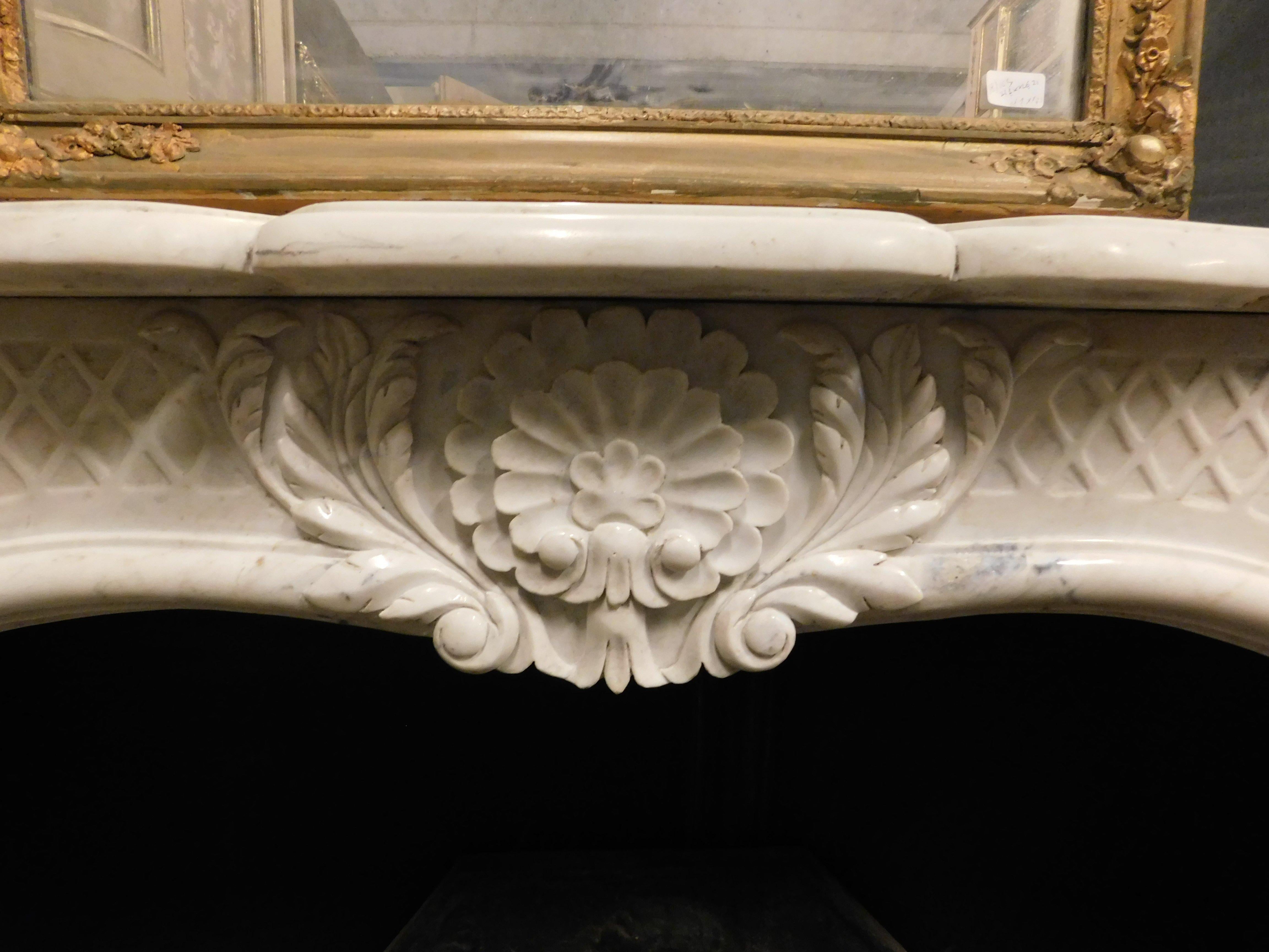 19th Century Fireplace mantle in white Carrara marble, carved with floral decorations, Italy For Sale