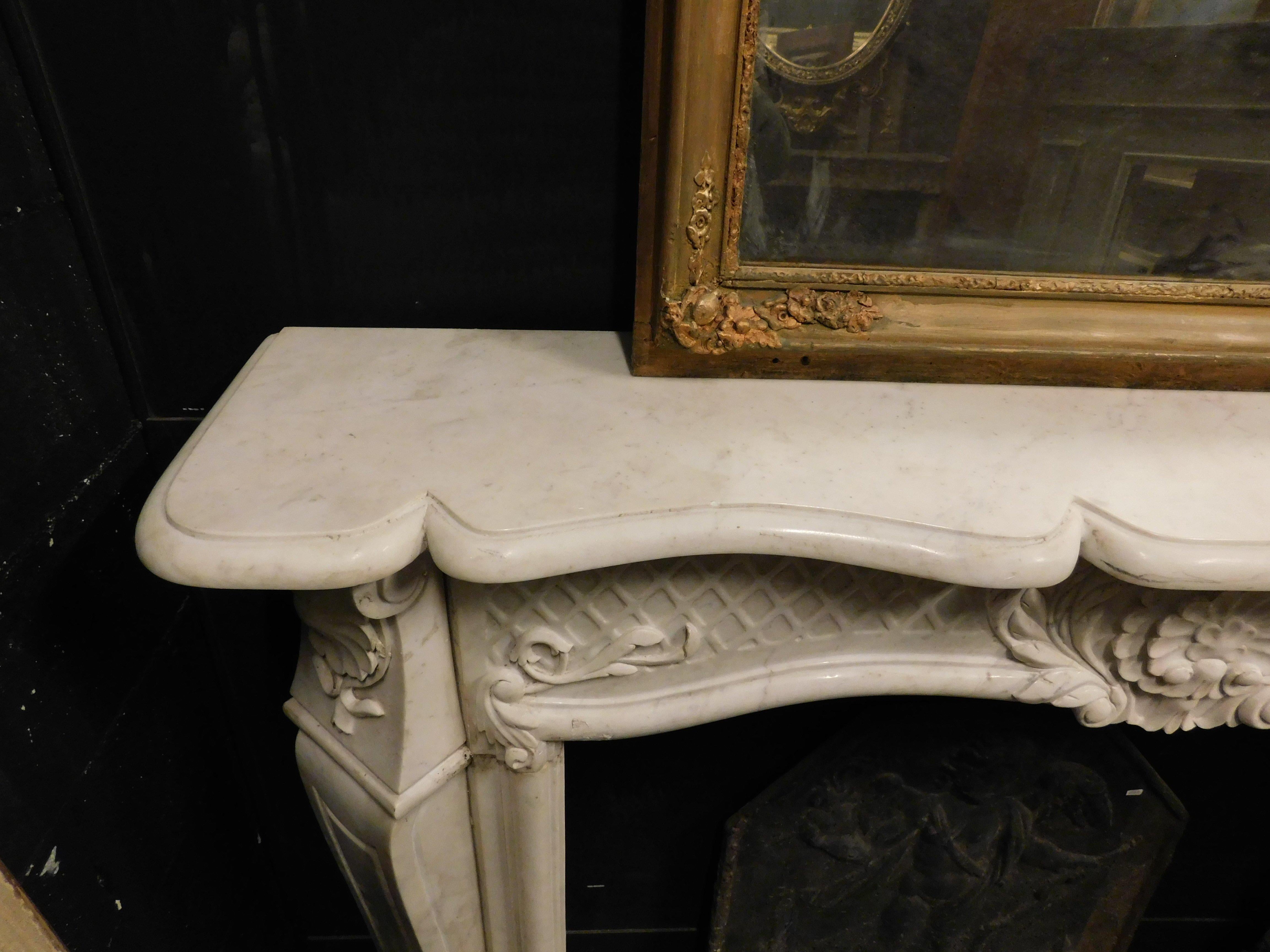 Fireplace mantle in white Carrara marble, carved with floral decorations, Italy For Sale 1