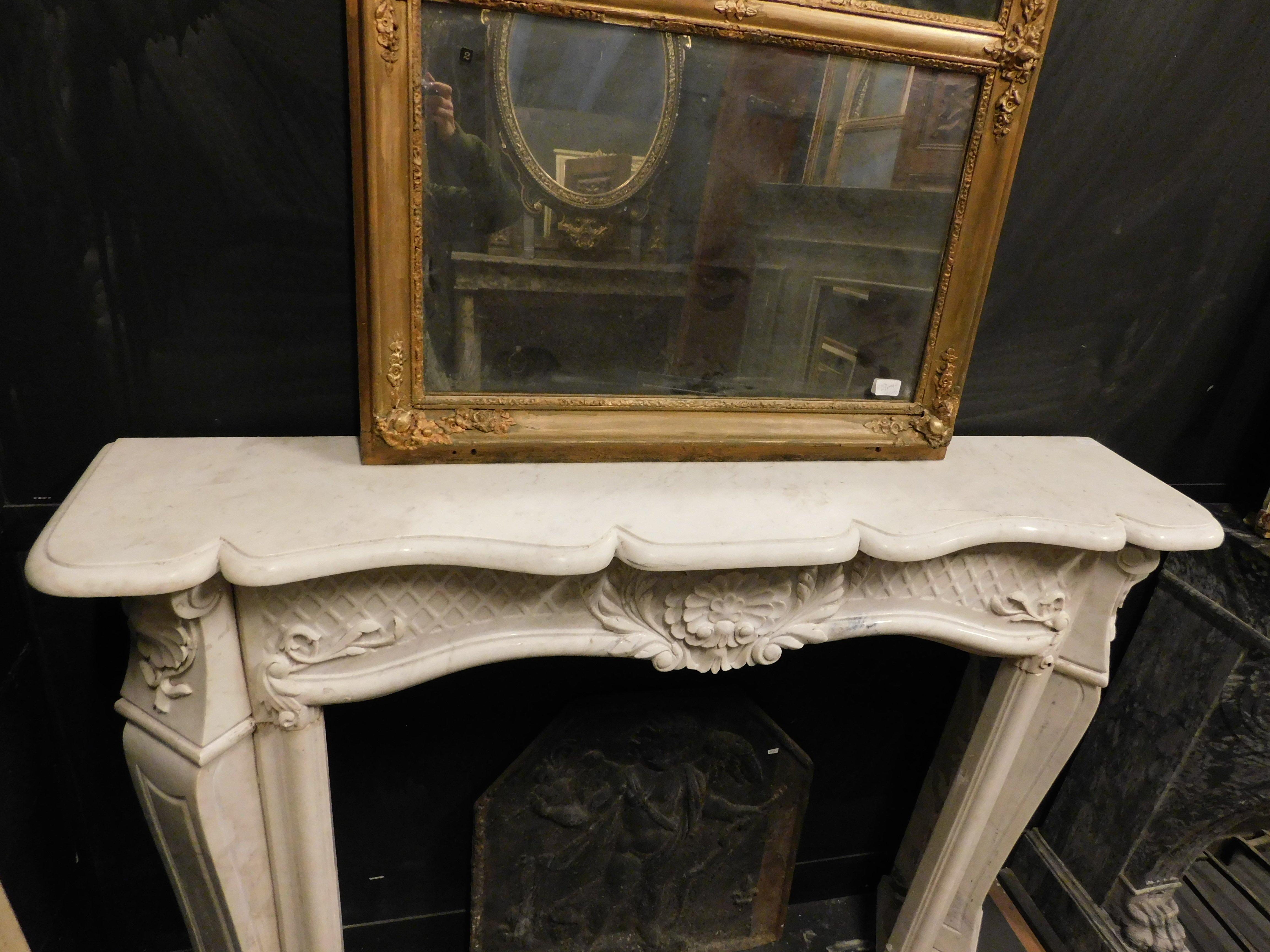 Fireplace mantle in white Carrara marble, carved with floral decorations, Italy For Sale 2