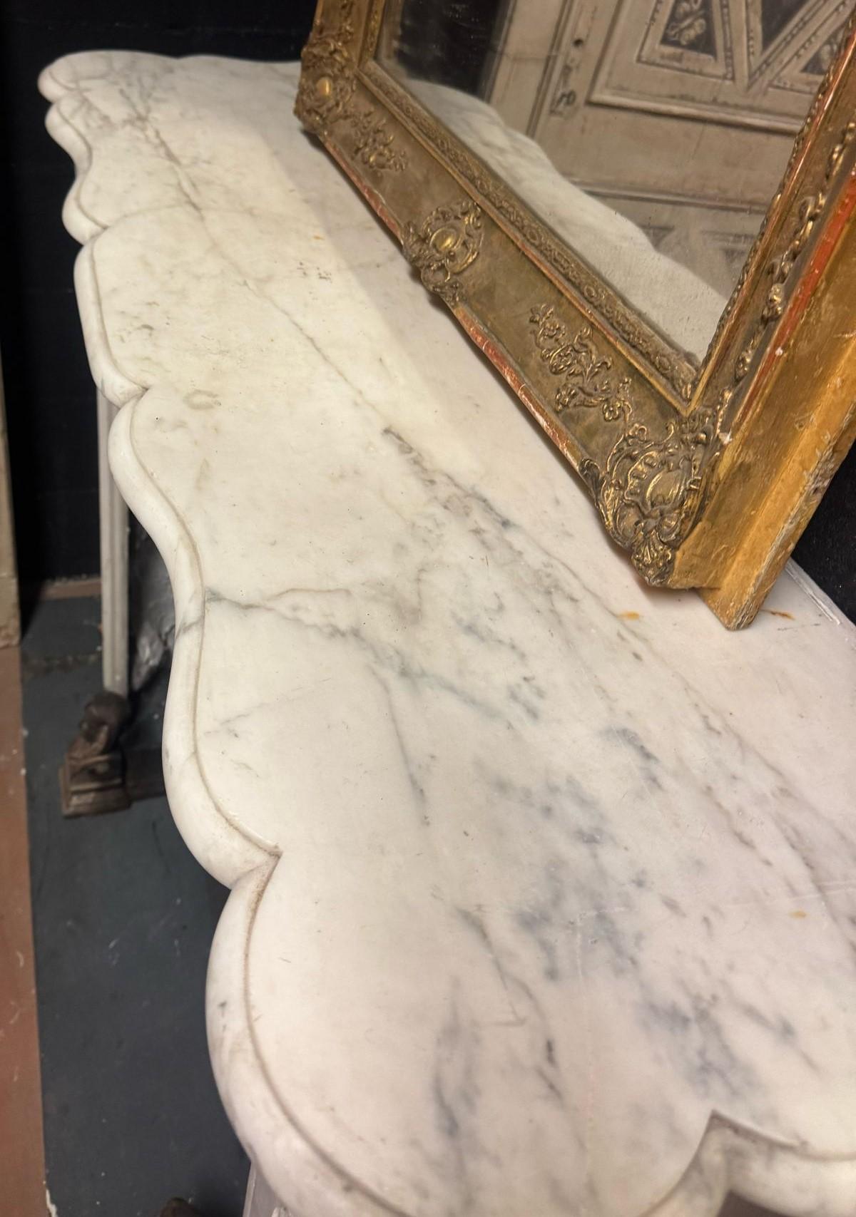 Fireplace mantle in white Carrara marble carved with shell, France In Good Condition For Sale In Cuneo, Italy (CN)