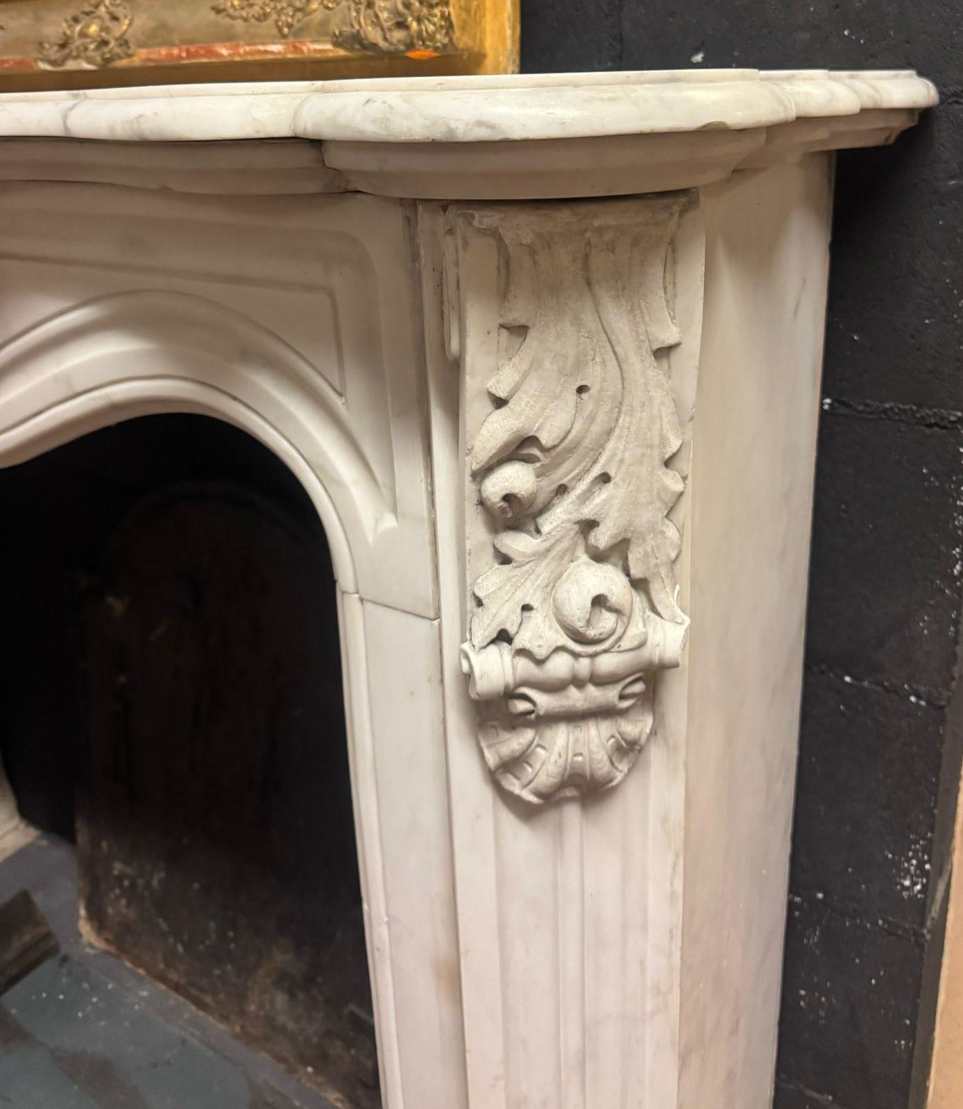 19th Century Fireplace mantle in white Carrara marble carved with shell, France For Sale