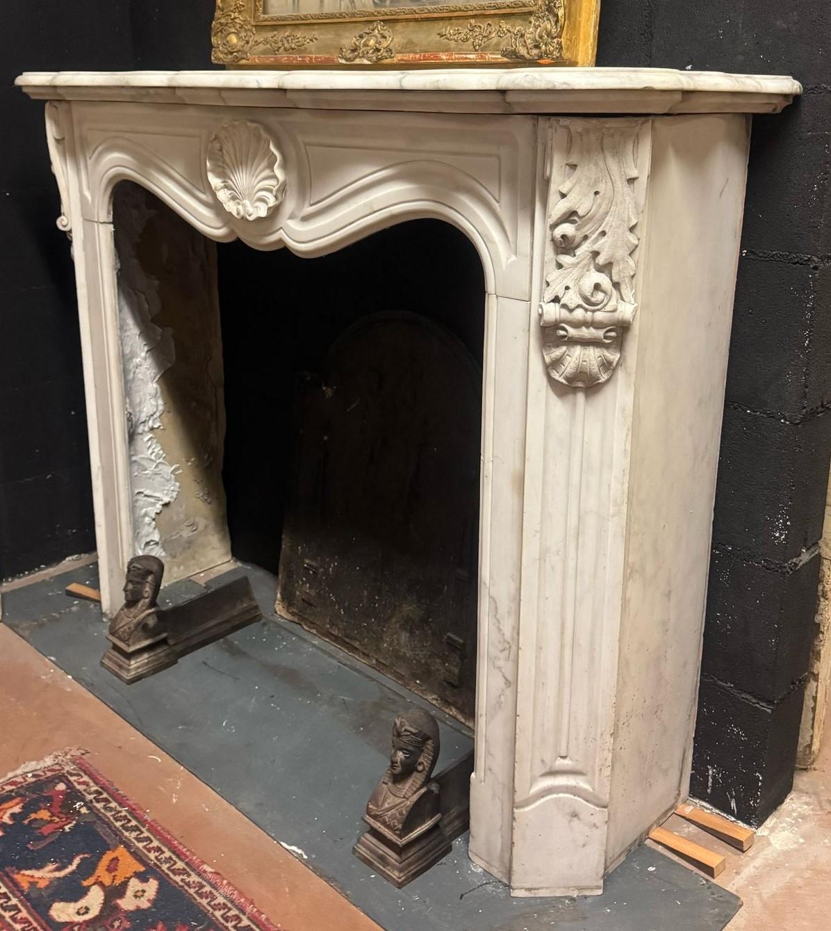 Carrara Marble Fireplace mantle in white Carrara marble carved with shell, France For Sale