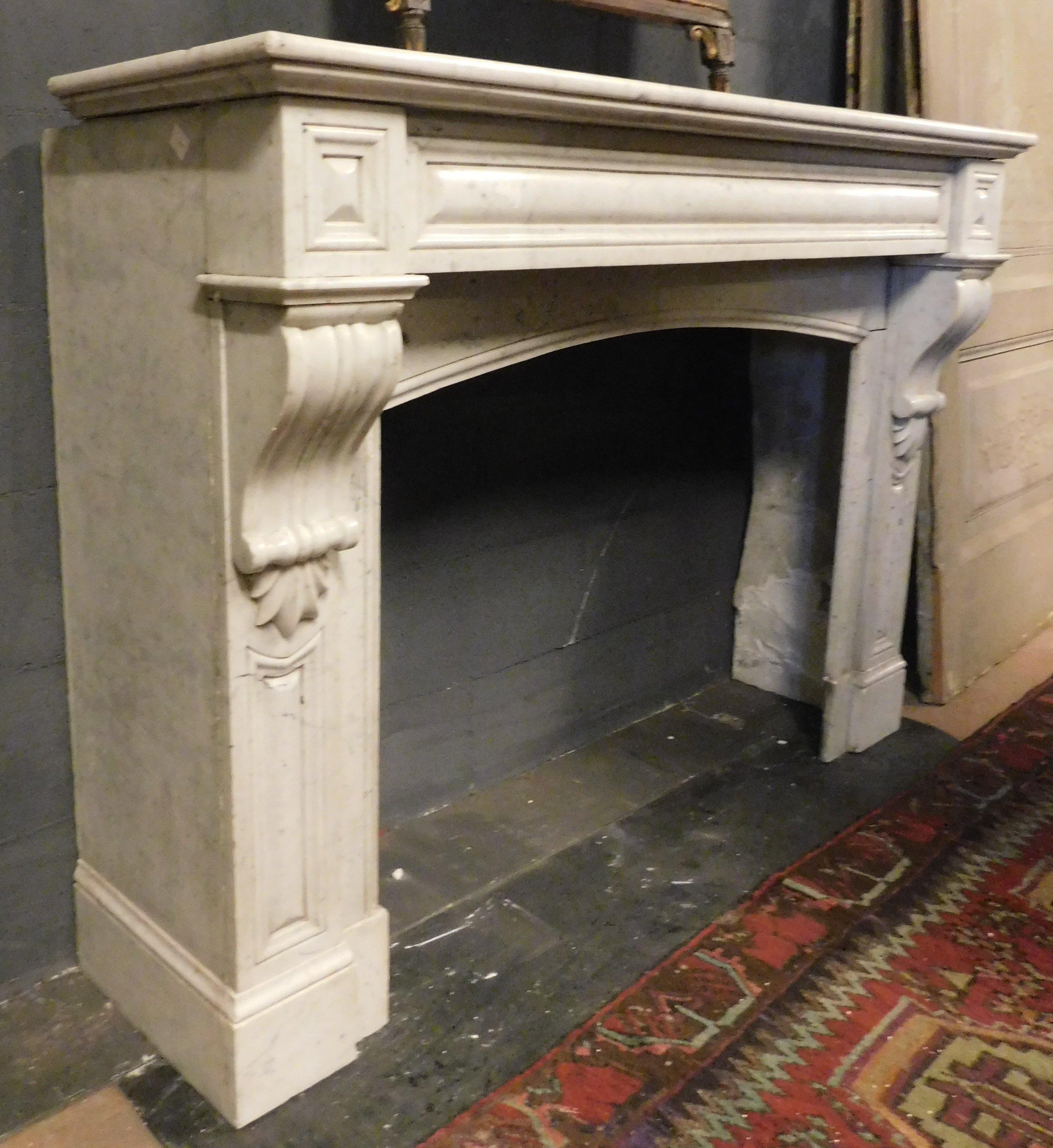 Fireplace mantle in white Carrara marble, geometric carved, 19th century France In Good Condition In Cuneo, Italy (CN)