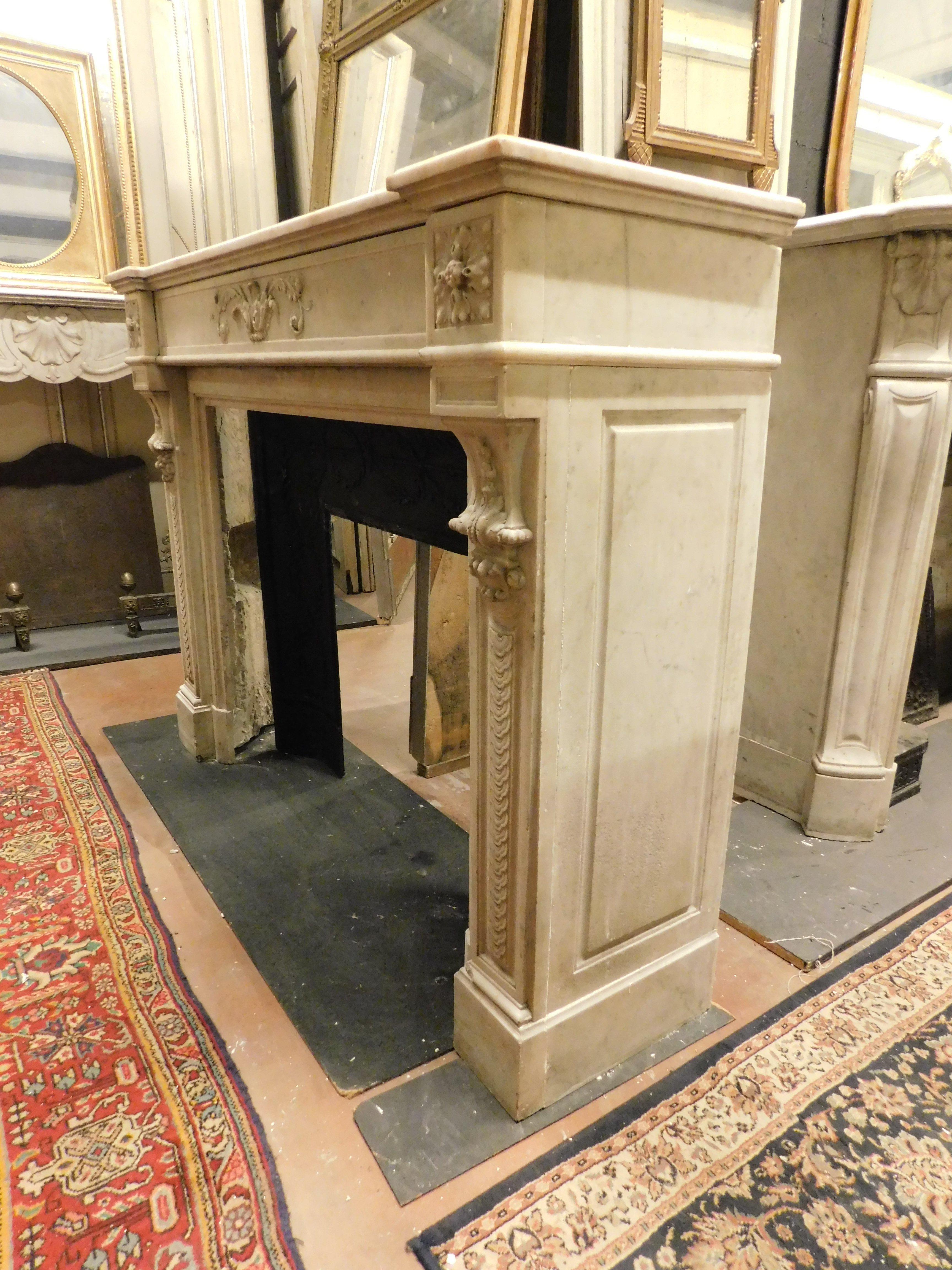 Fireplace mantle in white Carrara marble with carved flowers, France In Good Condition For Sale In Cuneo, Italy (CN)