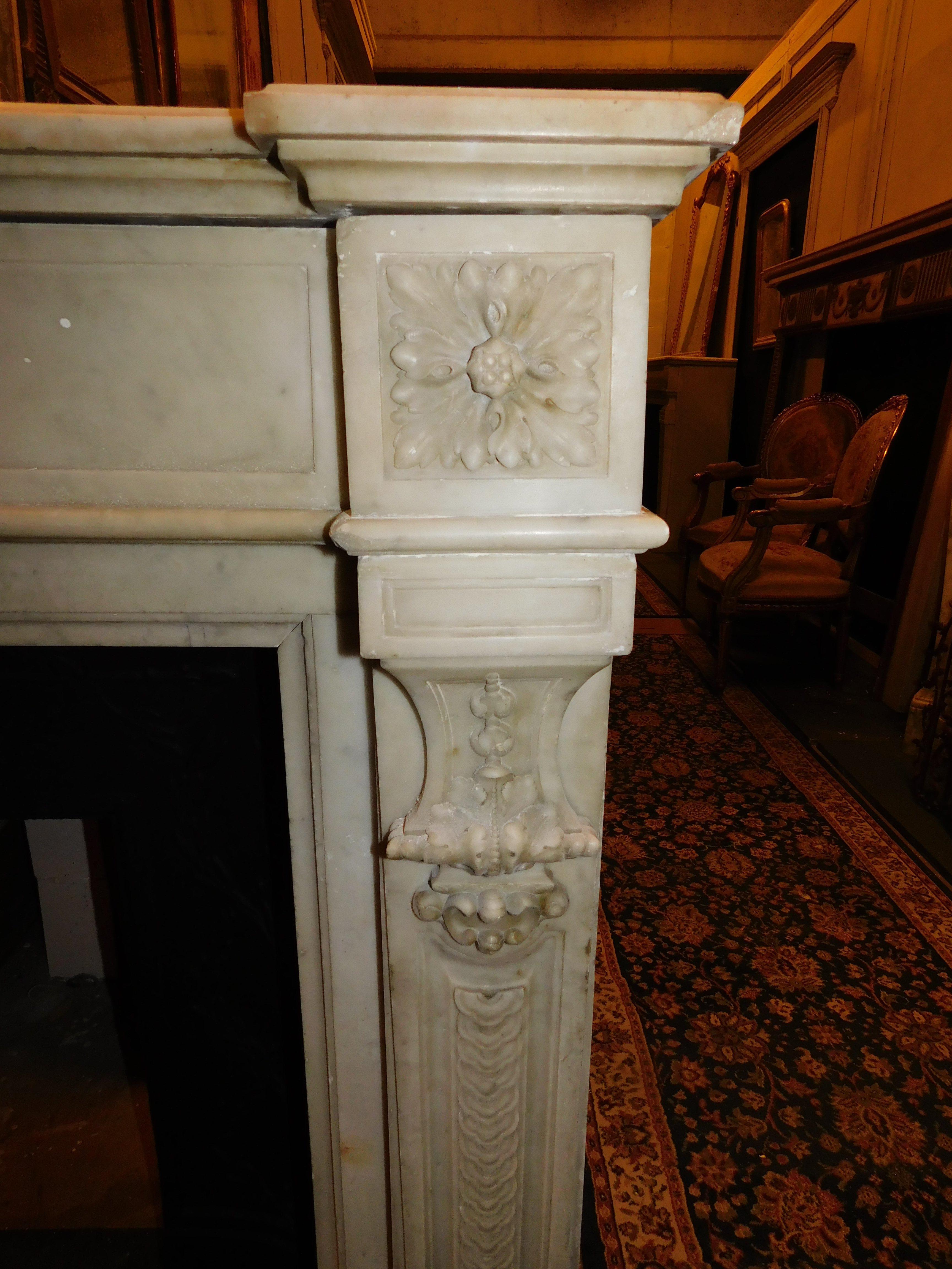 19th Century Fireplace mantle in white Carrara marble with carved flowers, France For Sale