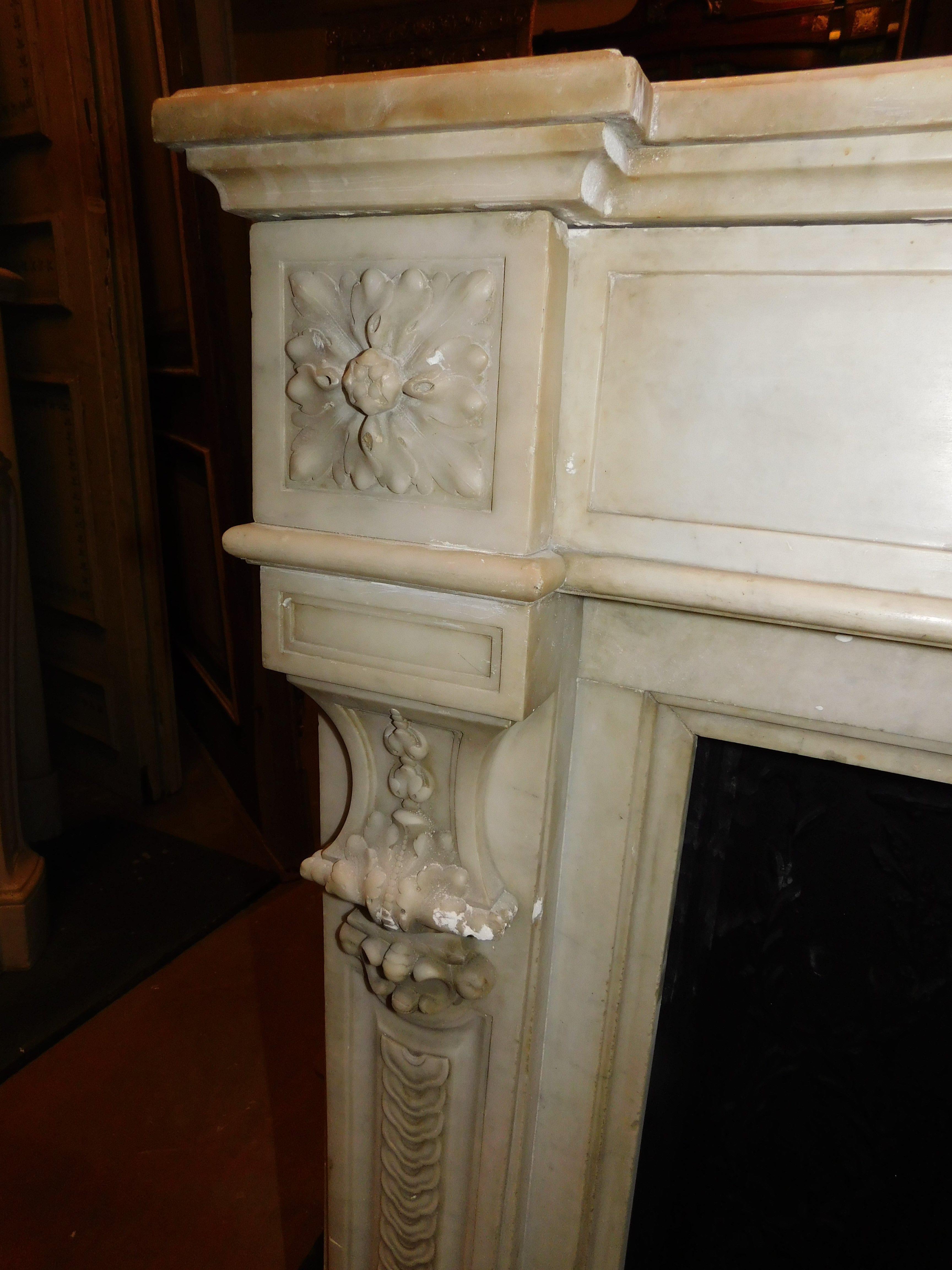 Fireplace mantle in white Carrara marble with carved flowers, France For Sale 2