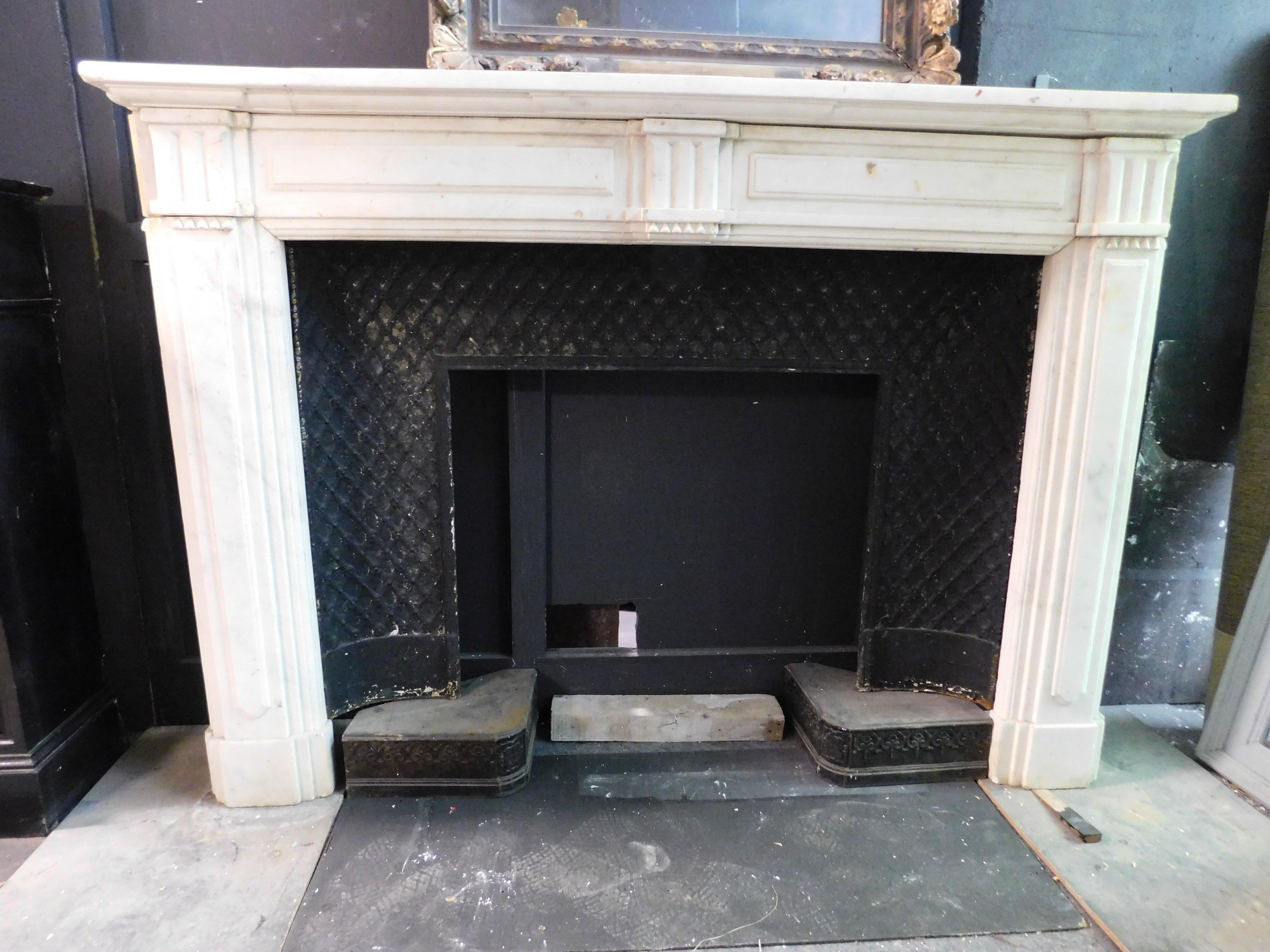 Fascinante chimenea antigua de mármol blanco de Carrara con vetas gris claro, presenta patas esculpidas con columnas estriadas y capiteles, el mismo motivo se repite en el centro del frontón. Original del siglo XIX, de origen italiano.
El hogar de