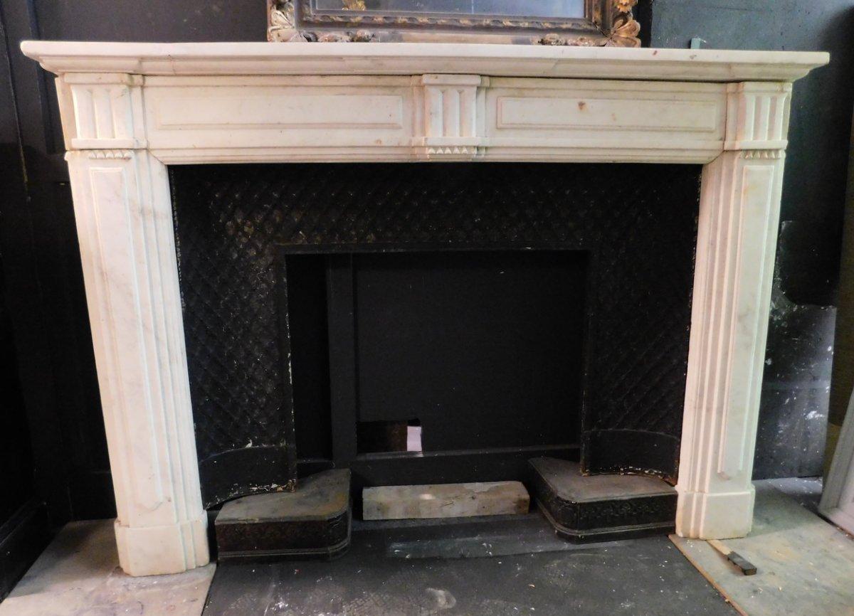 Repisa de chimenea de mármol blanco de Carrara con vetas grises, Italia Tallado a mano en venta