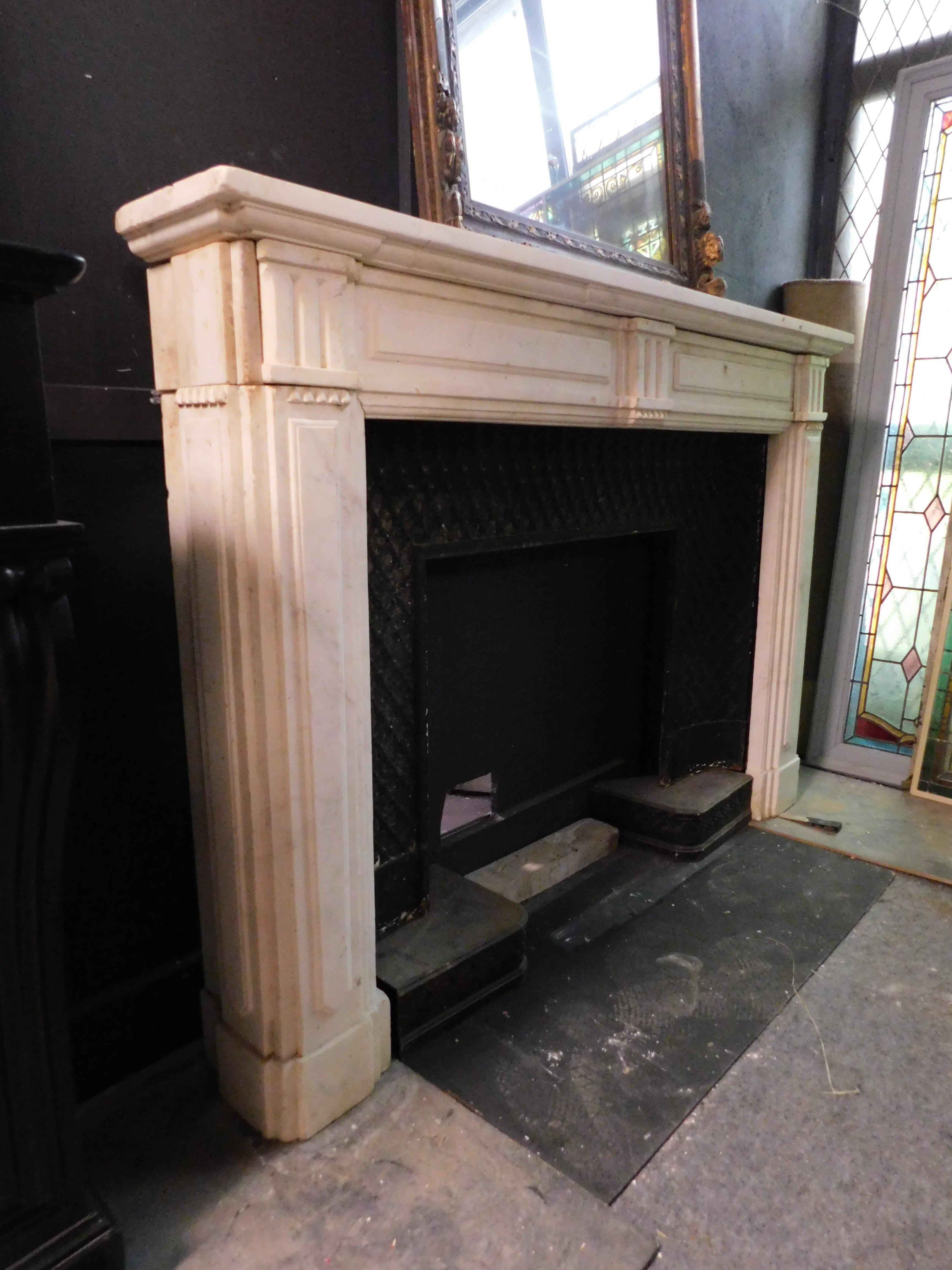 Repisa de chimenea de mármol blanco de Carrara con vetas grises, Italia siglo XIX en venta