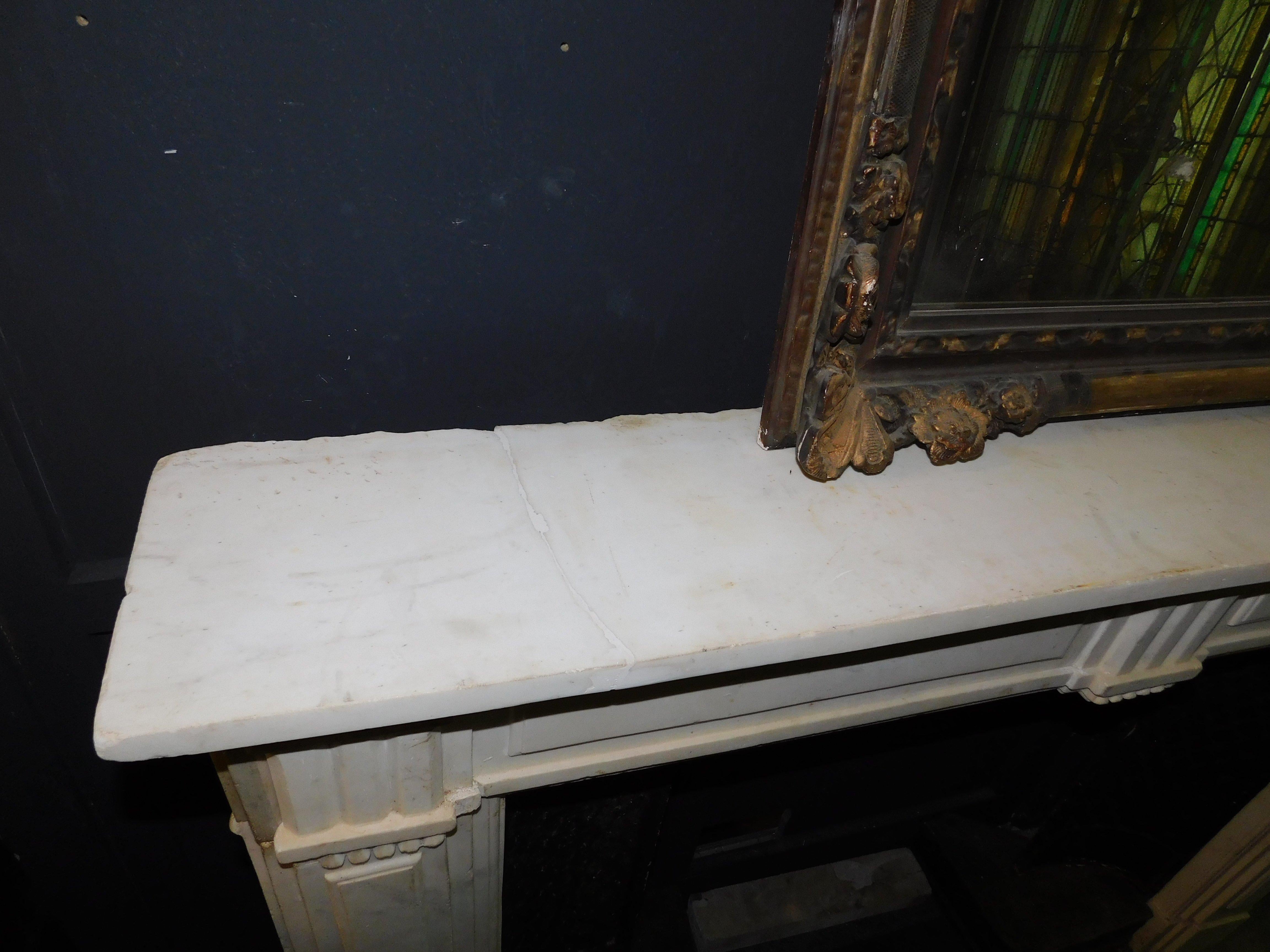 Repisa de chimenea de mármol blanco de Carrara con vetas grises, Italia en venta 2