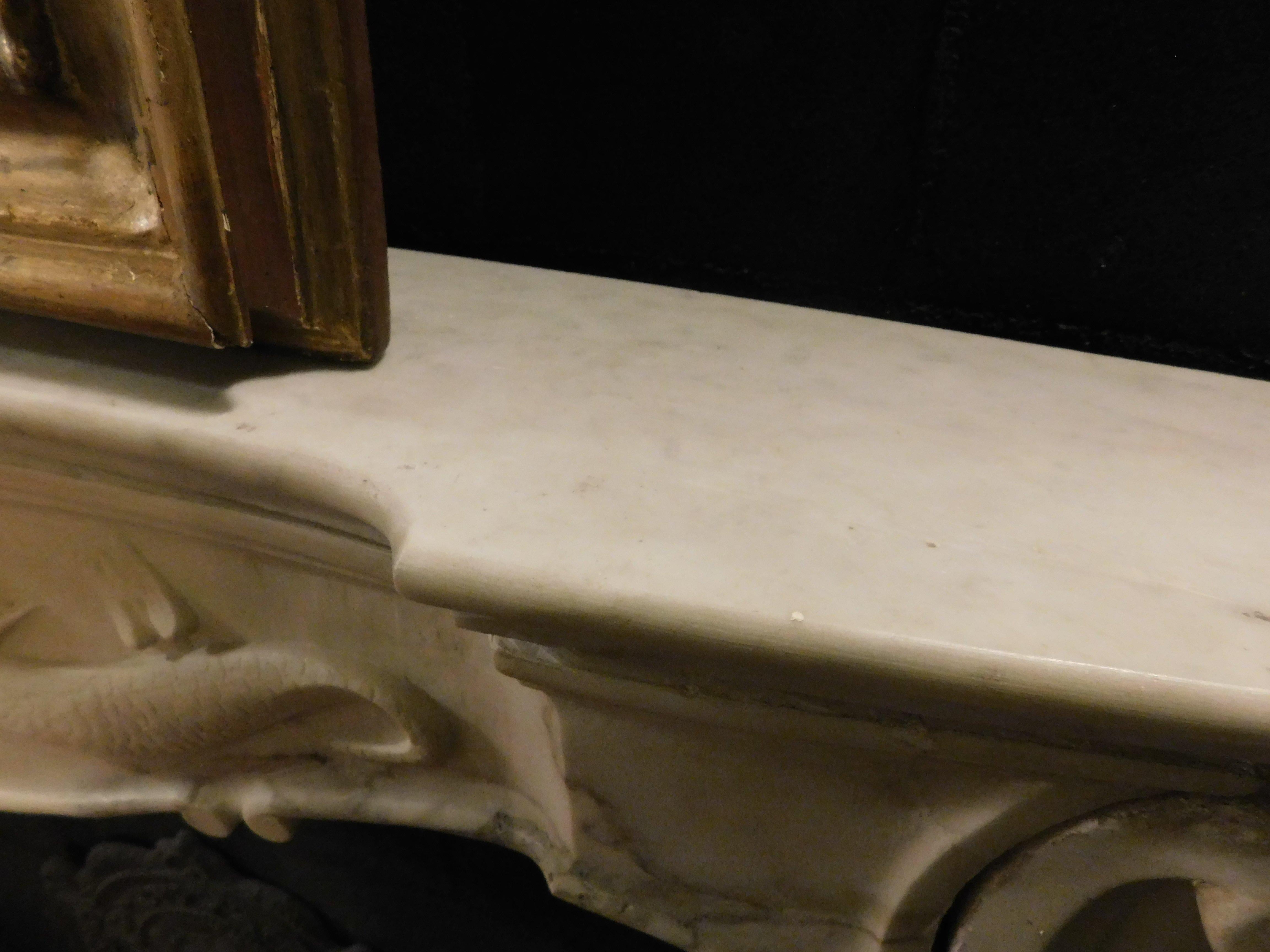 Fireplace mantle in white marble, central shell and pair of triton, Genova Italy For Sale 3