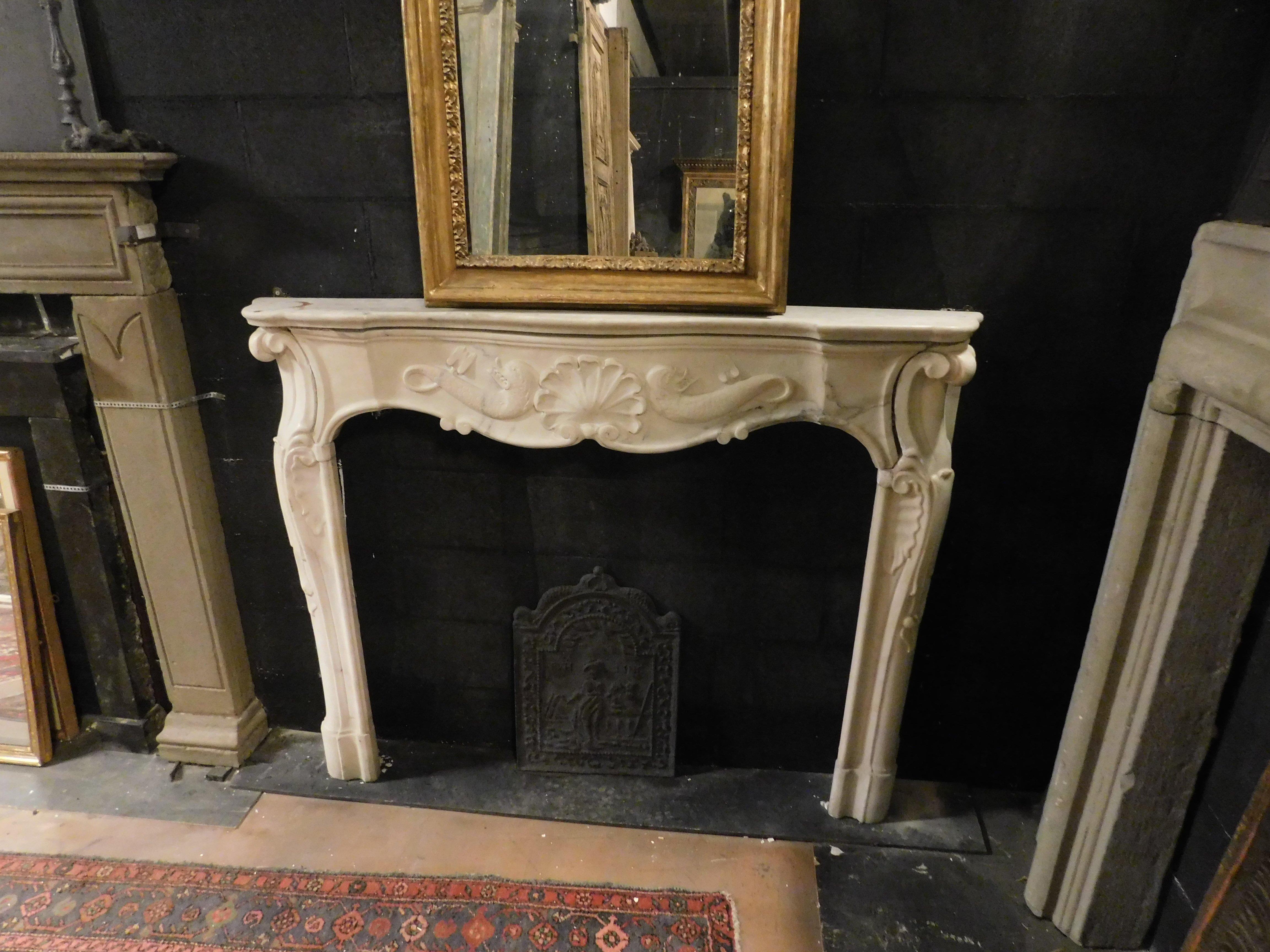 Fireplace mantle in white marble, central shell and pair of triton, Genova Italy In Good Condition For Sale In Cuneo, Italy (CN)