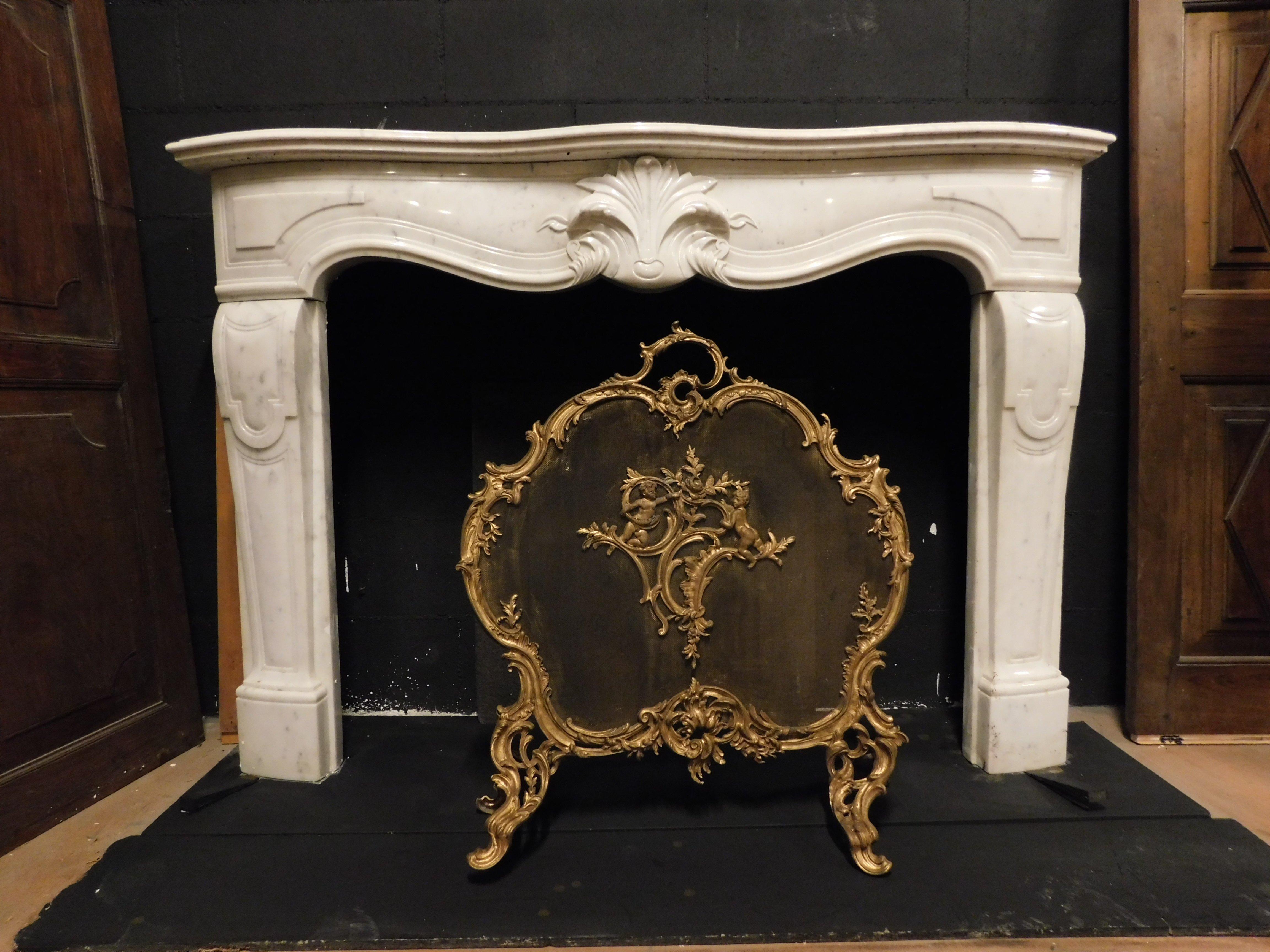 French Fireplace mantle in white marble with carved central leaf, France For Sale