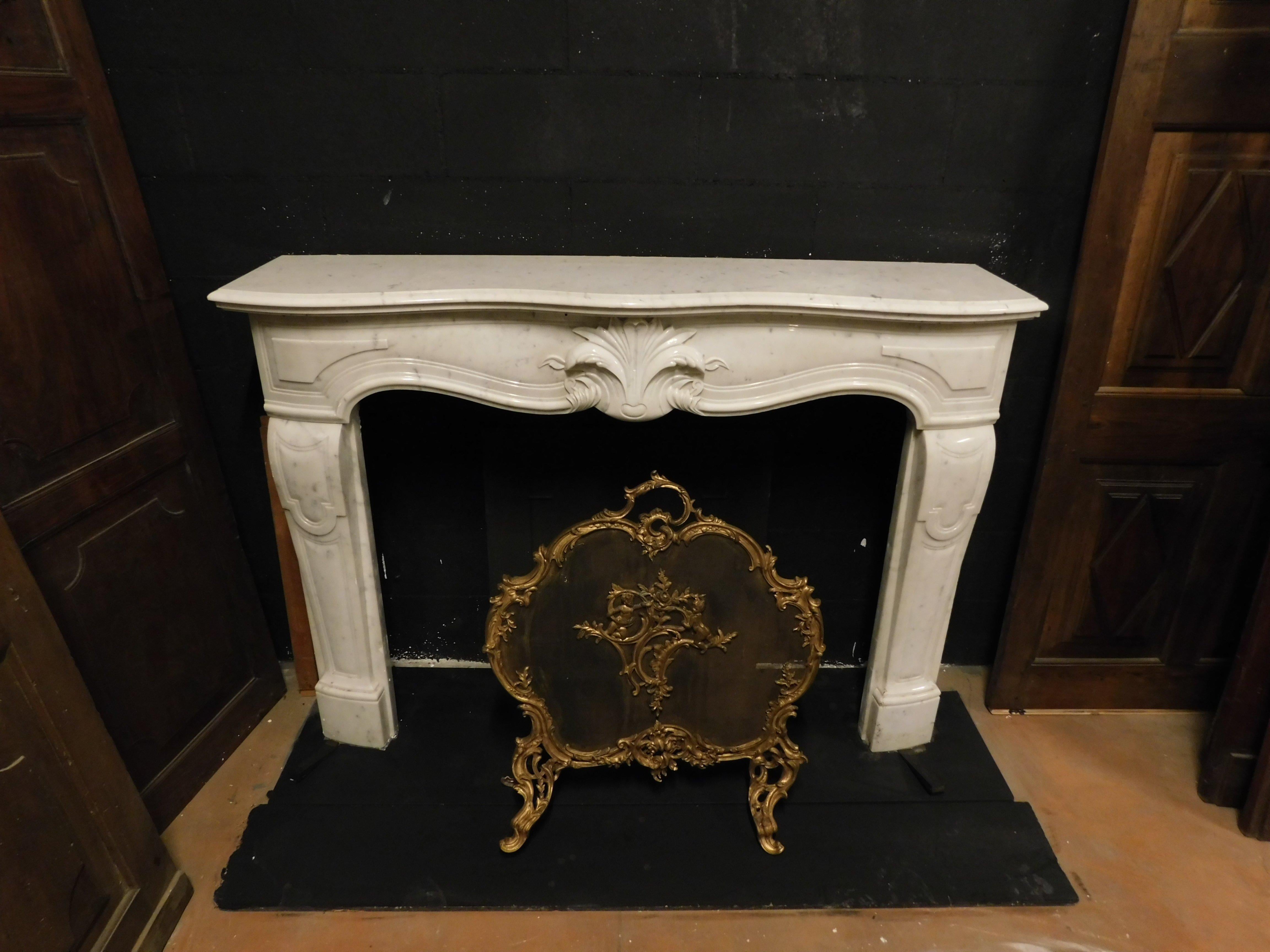 Hand-Carved Fireplace mantle in white marble with carved central leaf, France For Sale