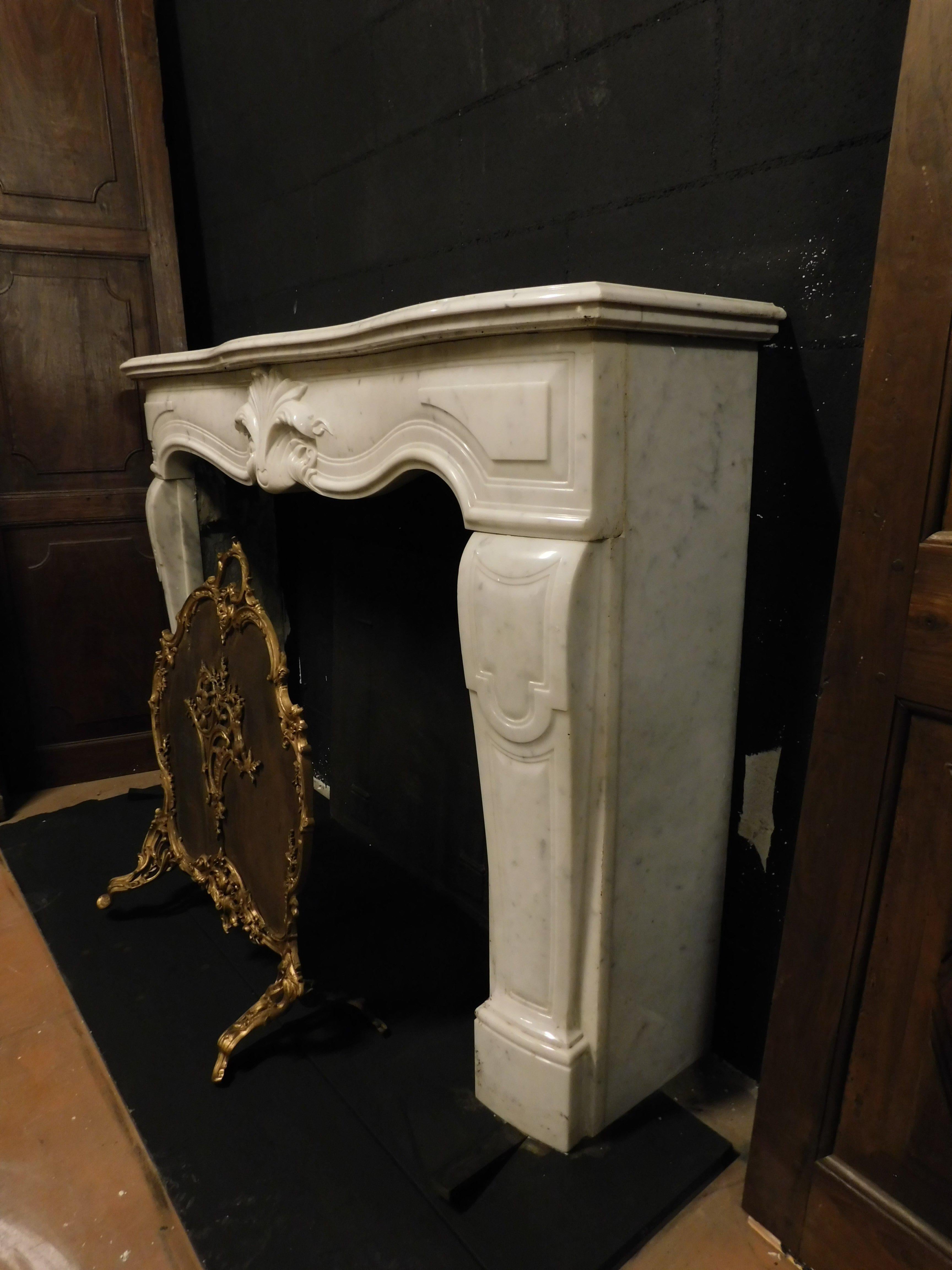 Fireplace mantle in white marble with carved central leaf, France In Good Condition For Sale In Cuneo, Italy (CN)
