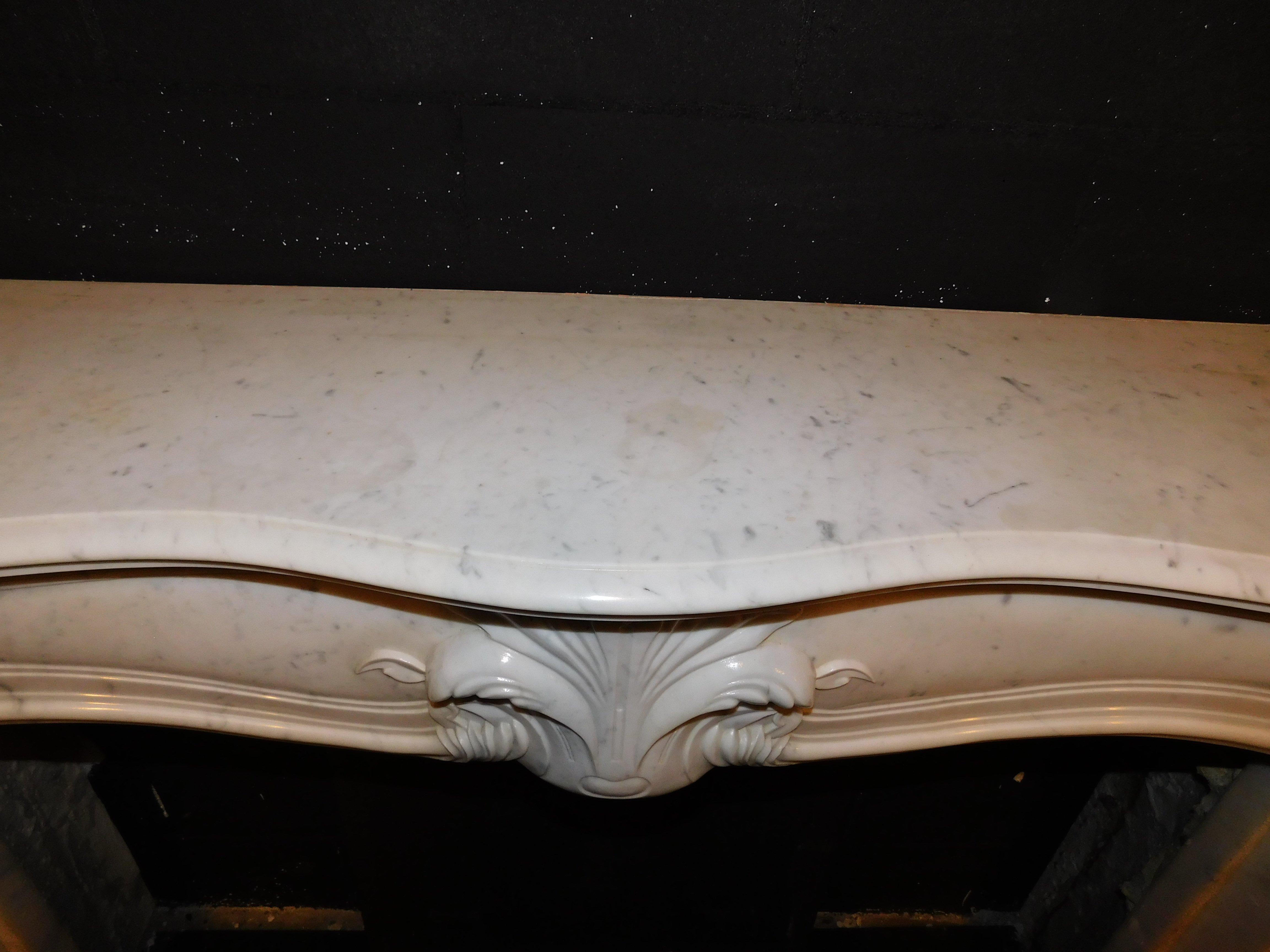 19th Century Fireplace mantle in white marble with carved central leaf, France For Sale