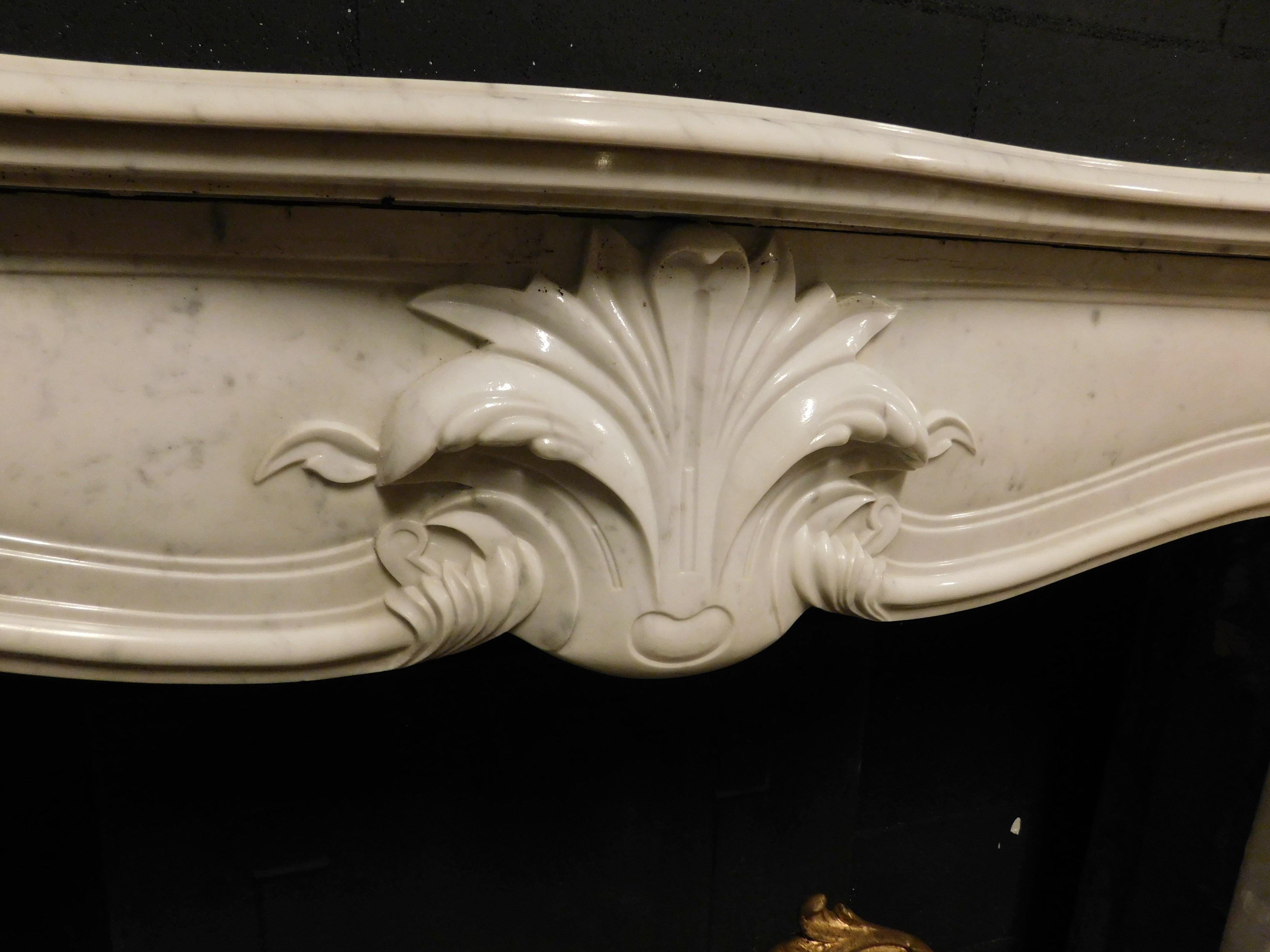 Fireplace mantle in white marble with carved central leaf, France For Sale 1