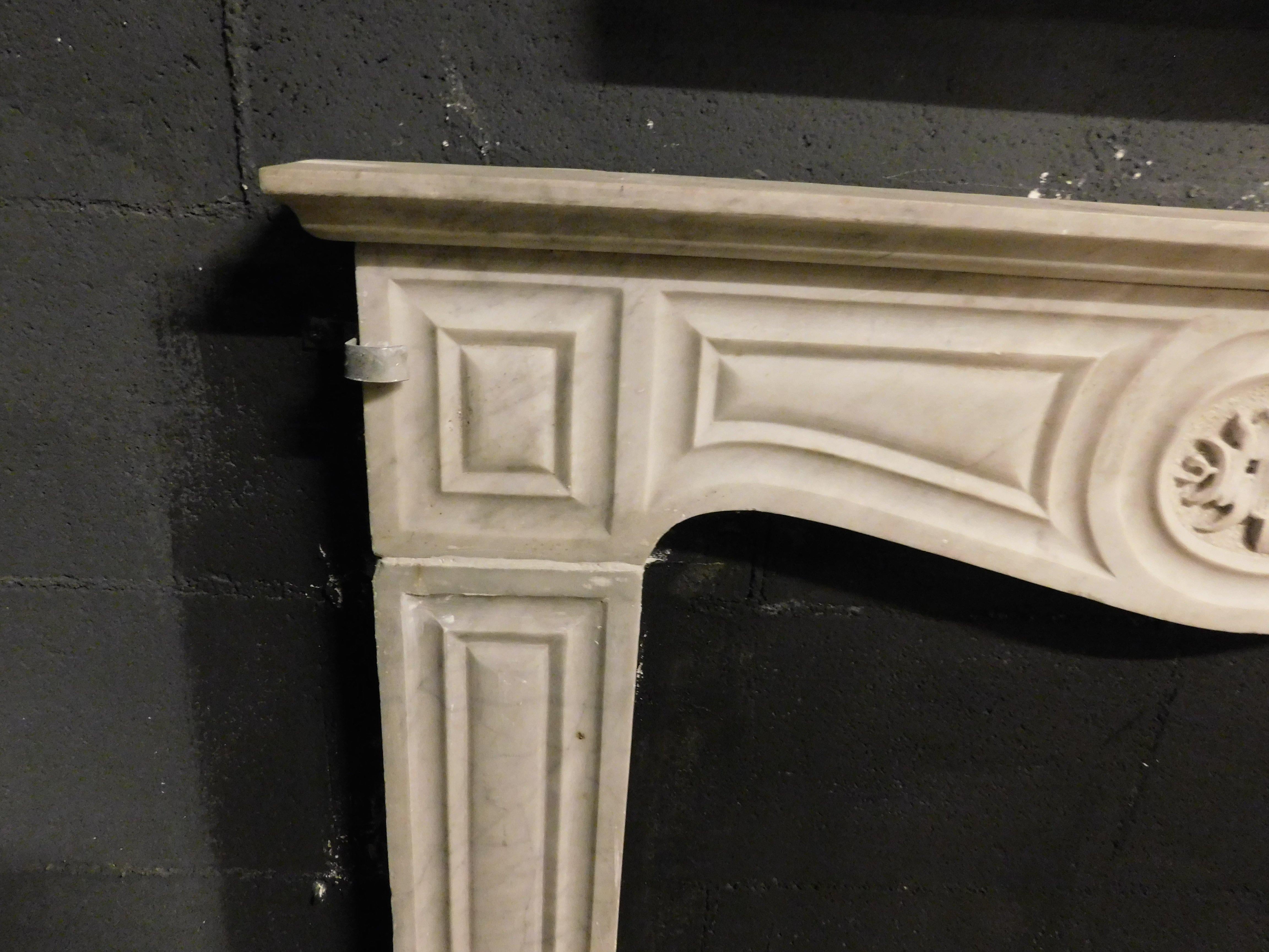 Fireplace mantle  thin frame, carved in white Carrara marble, Italy In Good Condition For Sale In Cuneo, Italy (CN)