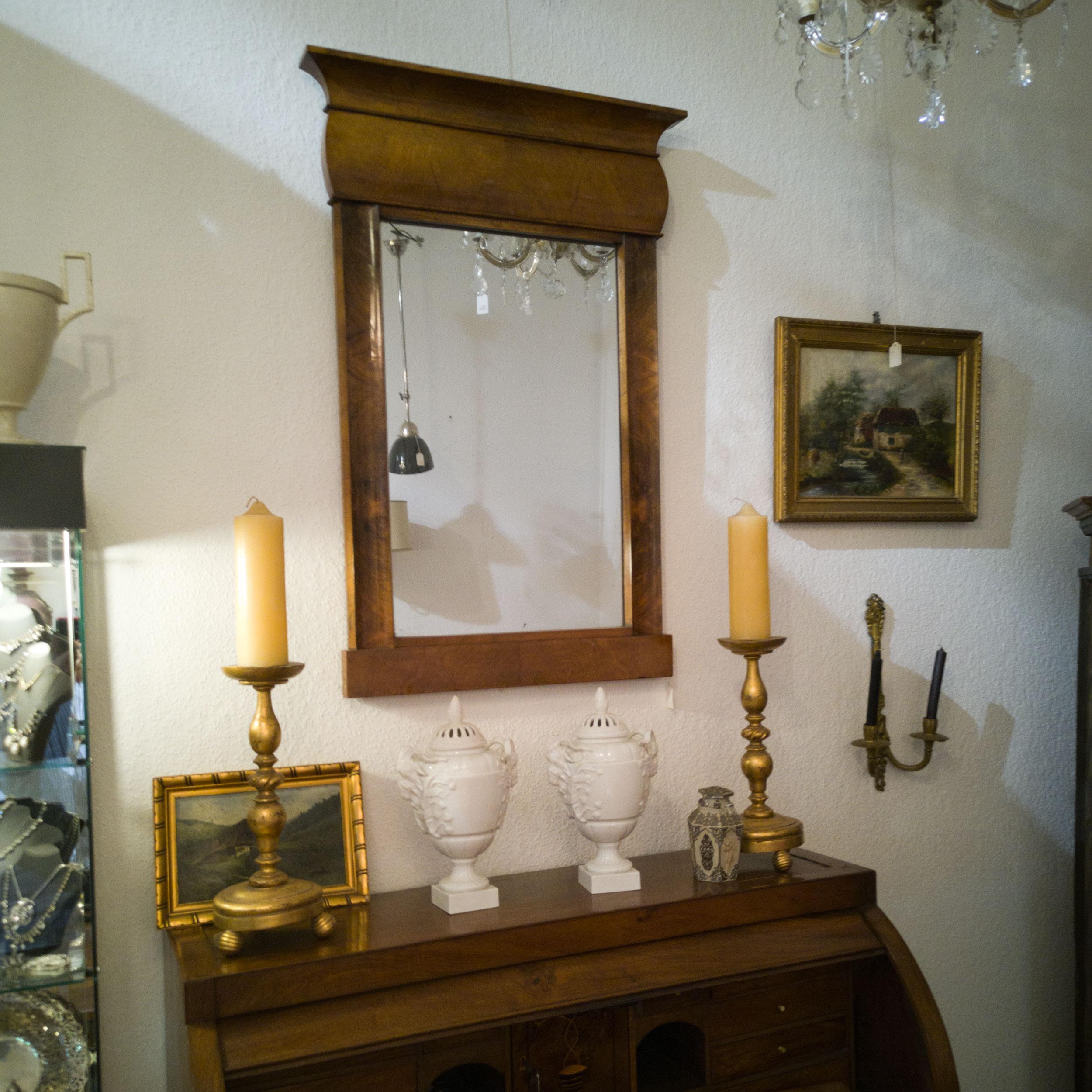 Fireplace mirror Biedermeier circa 1840 nut shellac

Puristically held mirror with a frame made of walnut burl wood veneer. The from does without obtrusive elements such as carvings or columns, a clear language of form was the spirit of the time.