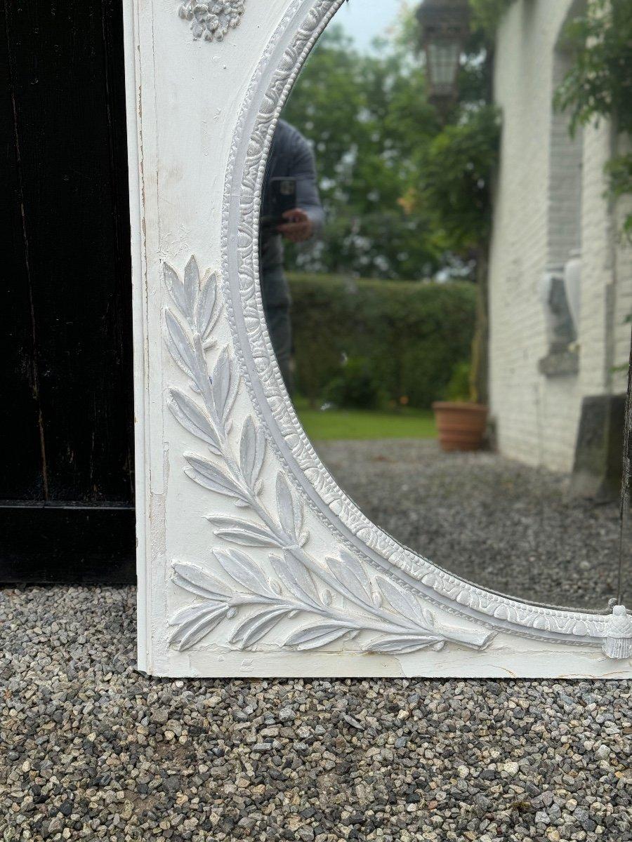 EFire miroir de cheminée, trumeau Louis XVI en bois sculpté avec garnitures blanches et grises, XVIIIe siècle.