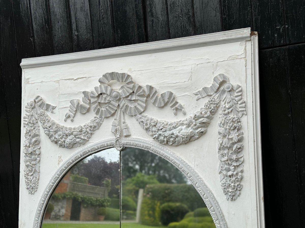 Miroir de cheminée Louis XVI Trumeau en bois sculpté Rechampi blanc et gris Bon état - En vente à Honnelles, WHT