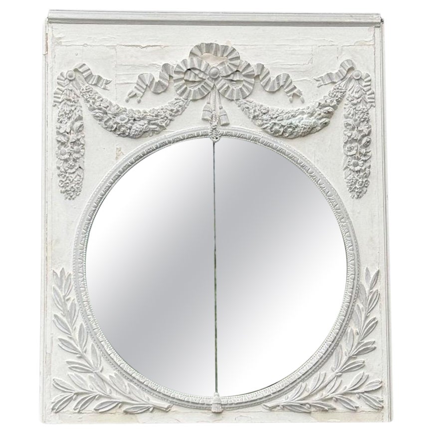 Miroir de cheminée Louis XVI Trumeau en bois sculpté Rechampi blanc et gris en vente