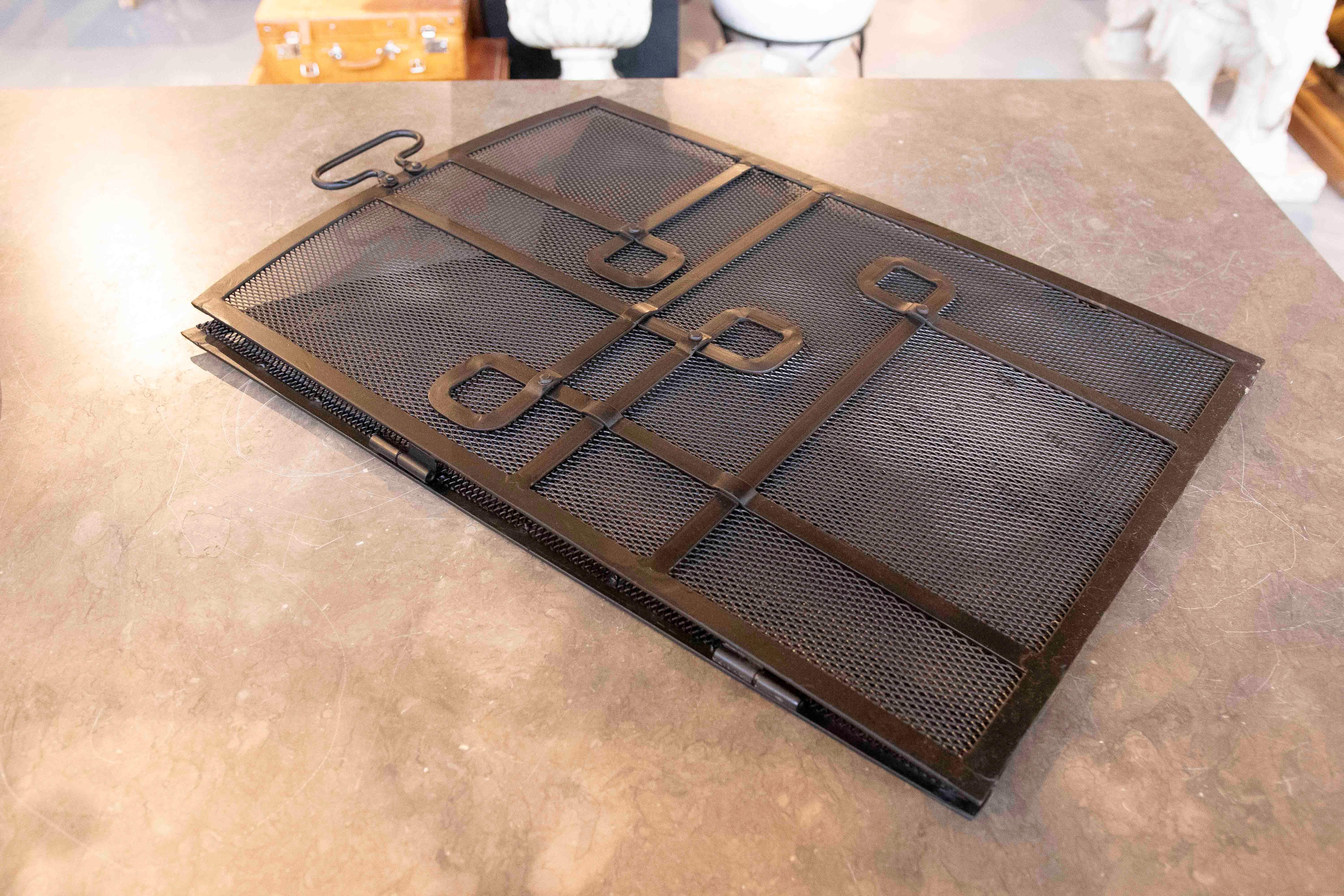 Kaminschutzgitter mit geometrischem Eisendesign im Angebot 7