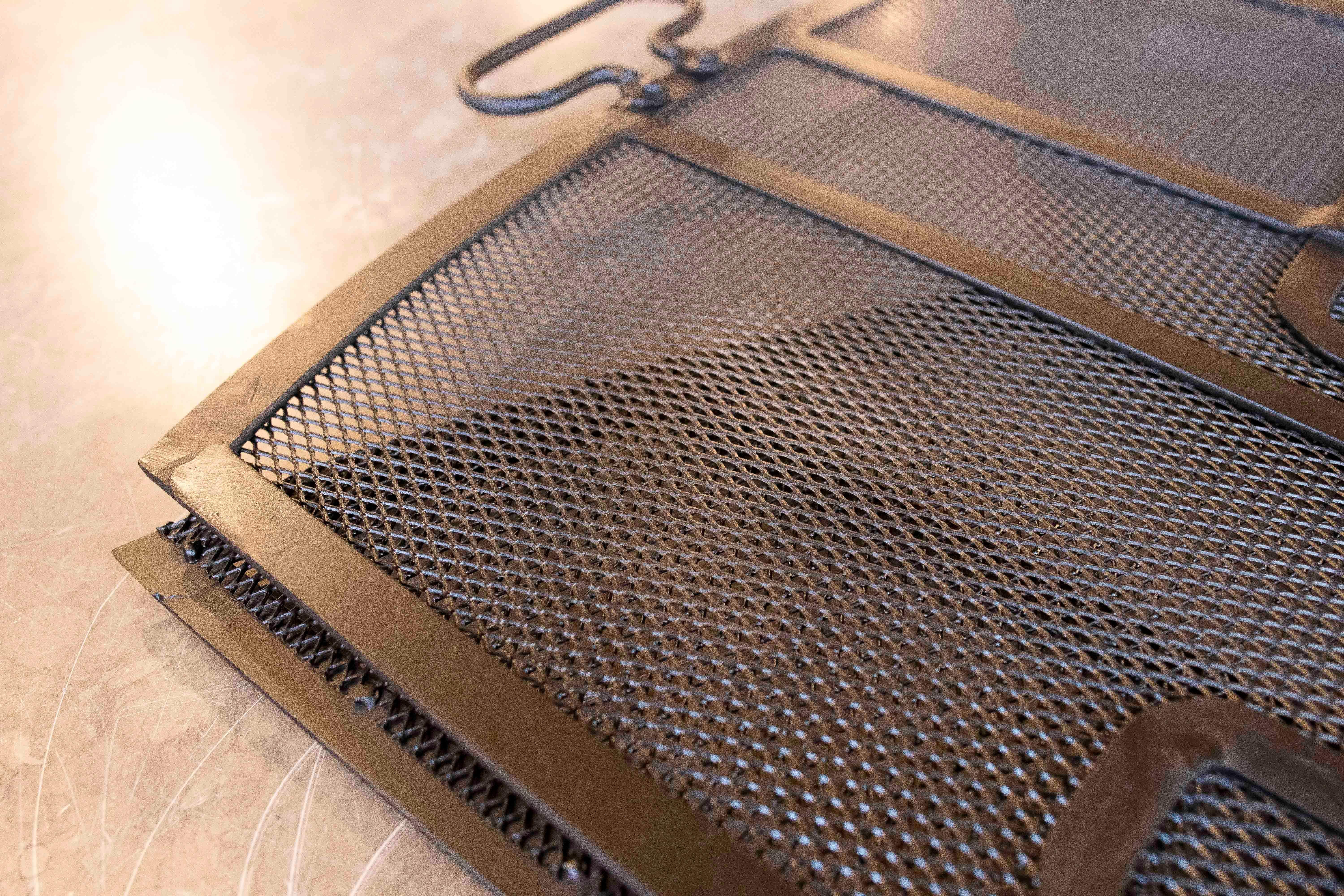 Kaminschutzgitter mit geometrischem Eisendesign im Angebot 8