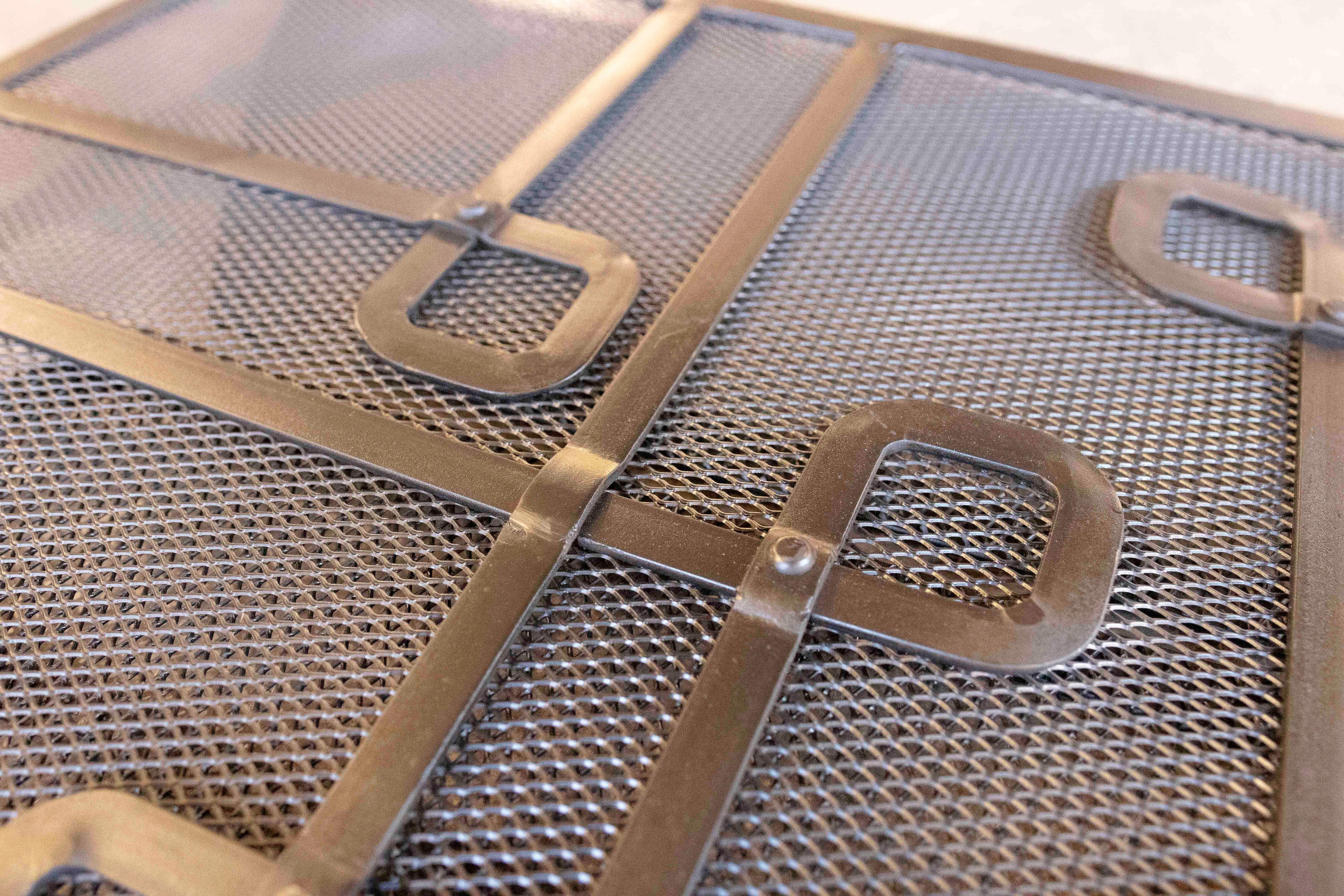 Kaminschutzgitter mit geometrischem Eisendesign im Angebot 9