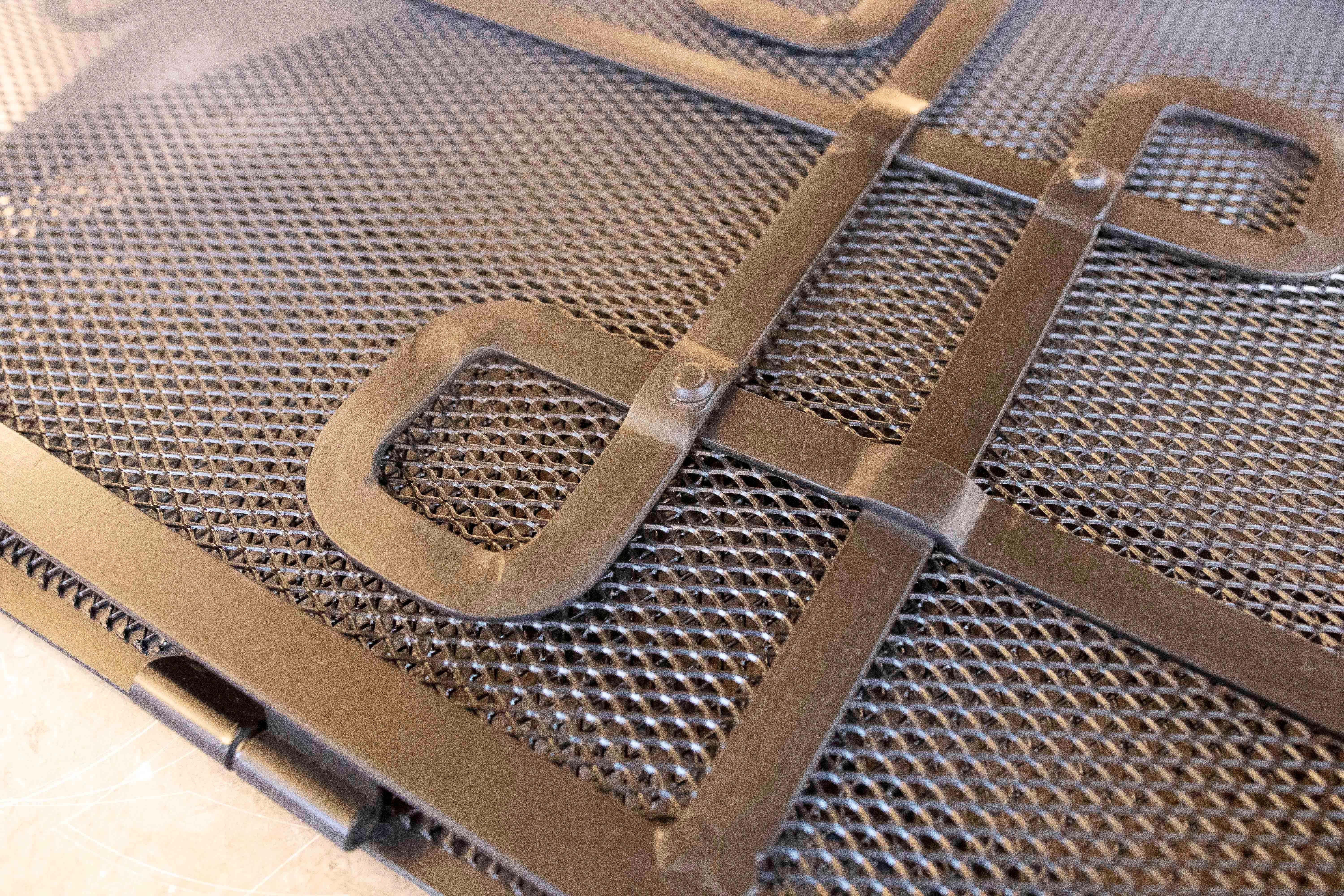Kaminschutzgitter mit geometrischem Eisendesign im Angebot 10