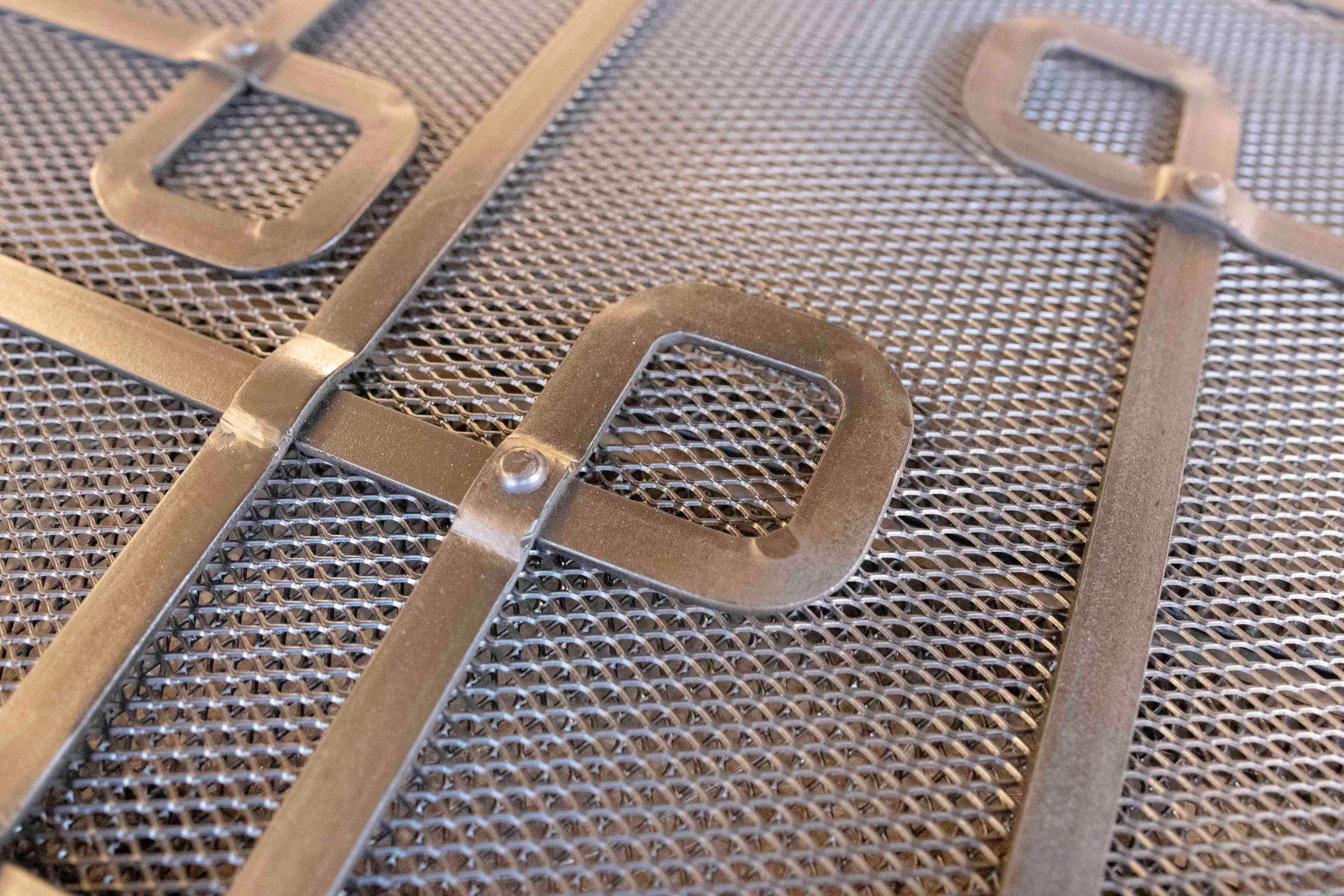 Kaminschutzgitter mit geometrischem Eisendesign im Angebot 11
