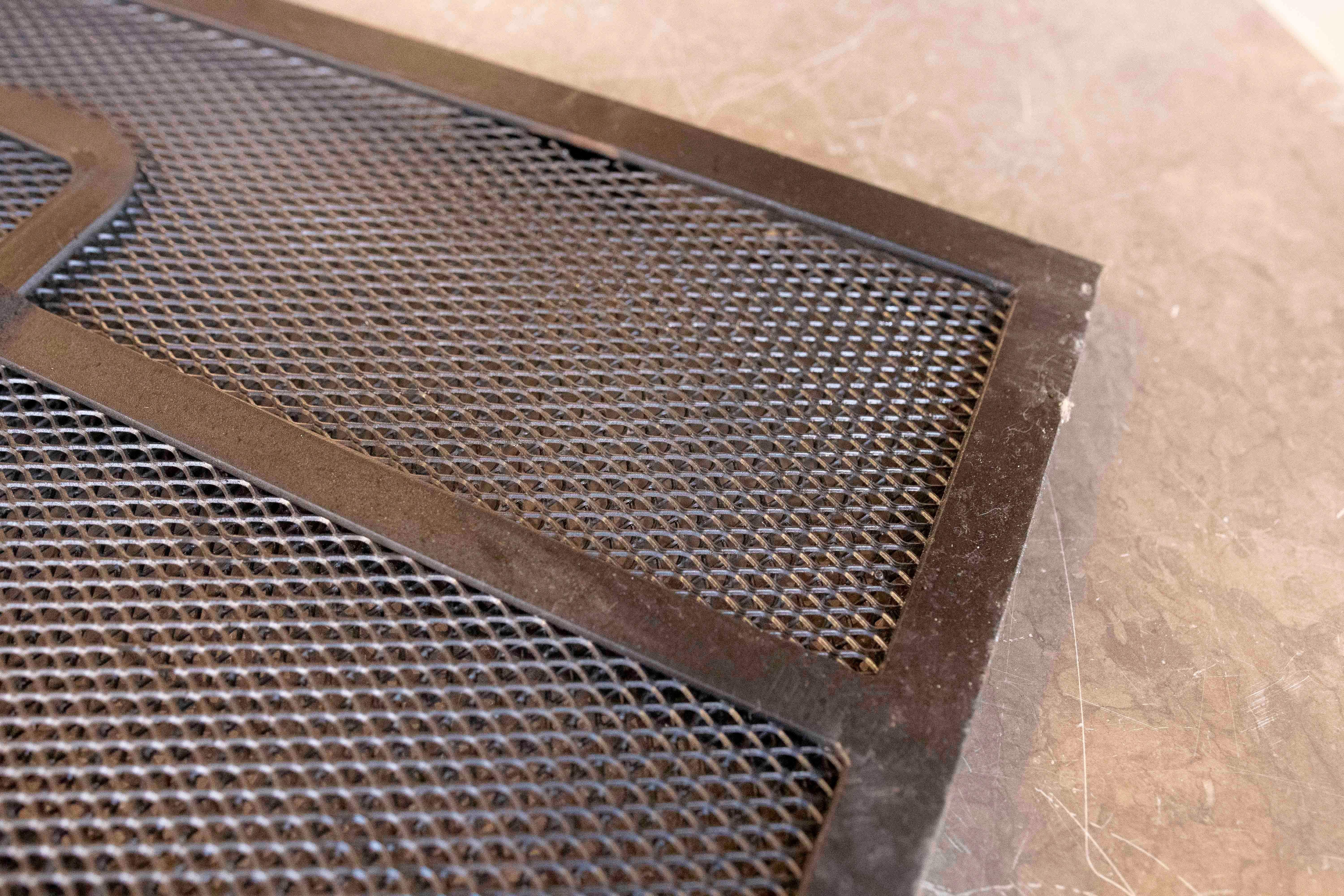 Kaminschutzgitter mit geometrischem Eisendesign im Angebot 12
