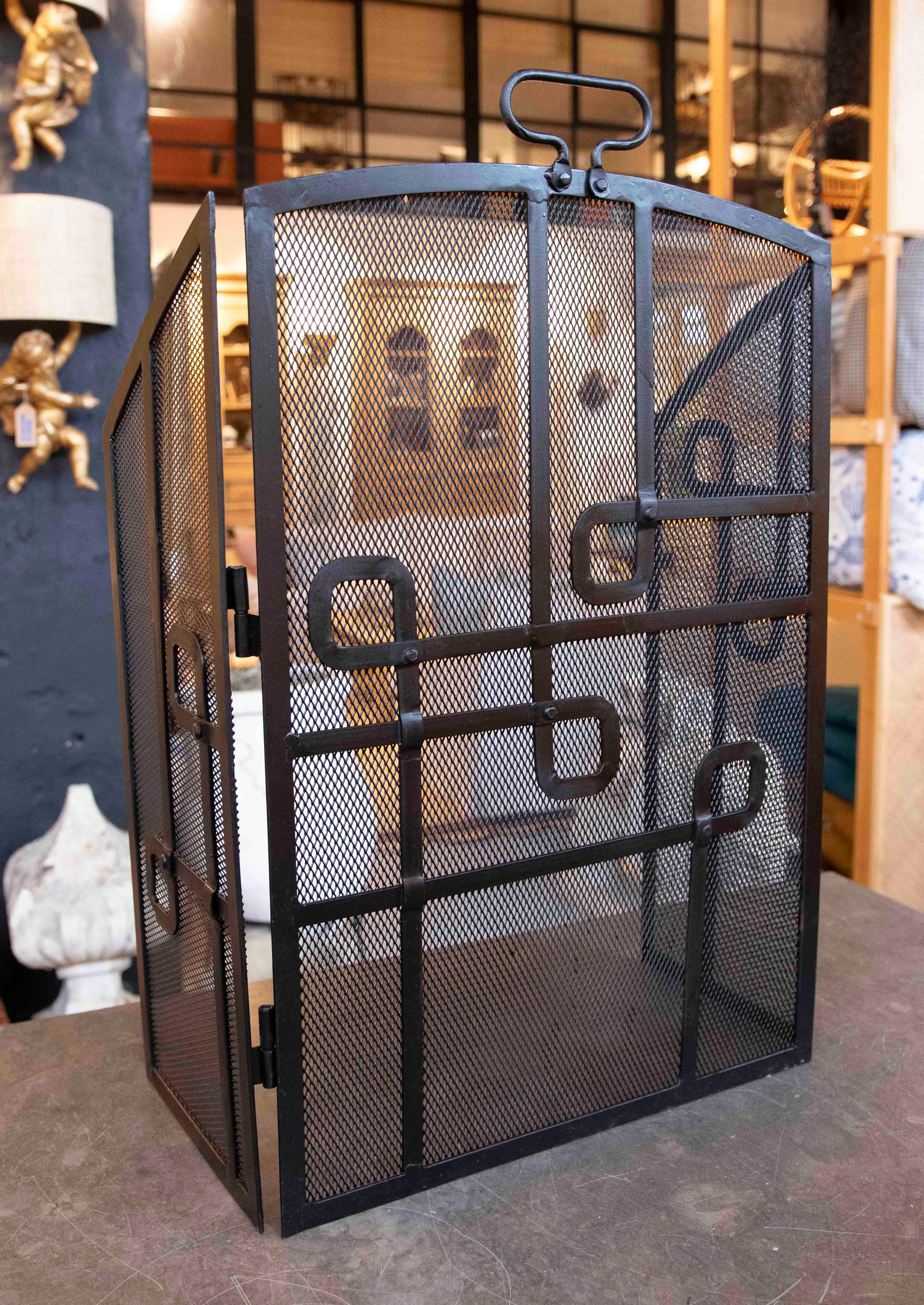 Kaminschutzgitter mit geometrischem Eisendesign im Angebot 3