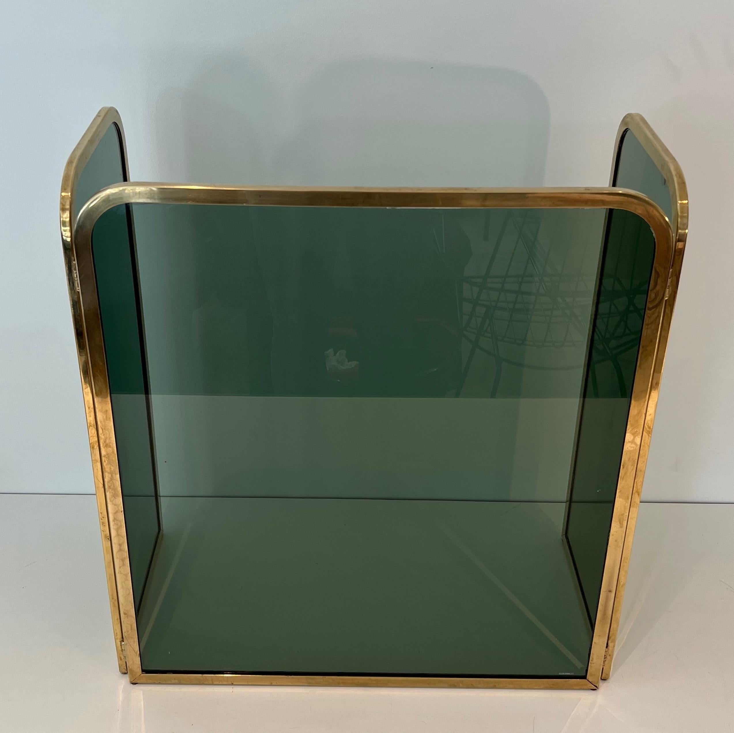 This nice and unusual fireplace screen is made of 3 greenish tempered glass panels, each panel surrounded by a brass Frame. This is a French work. Circa 1970