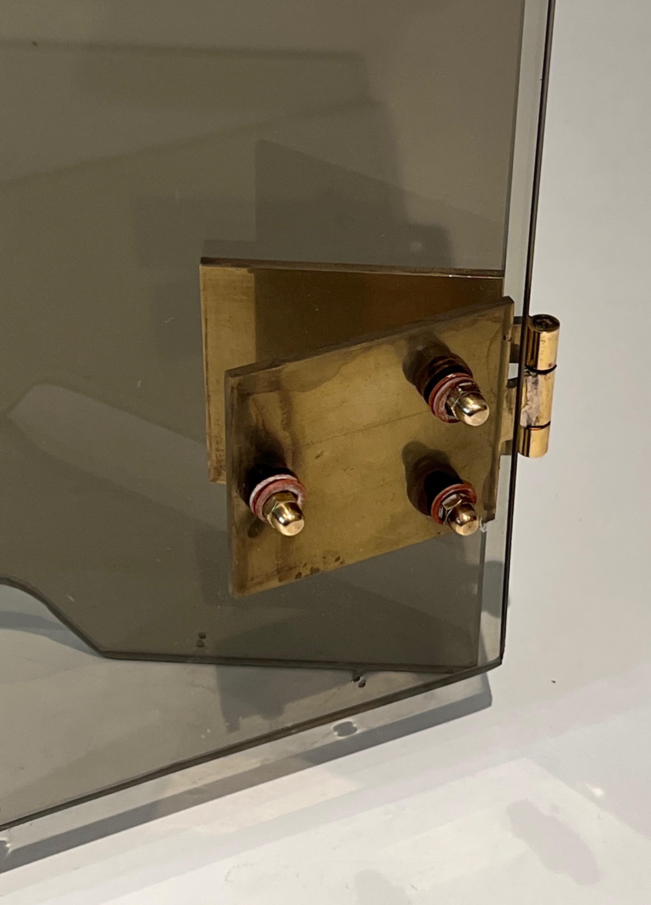 Kaminschirm aus 3 gesmokten Glaspaneelen mit Messingscharnieren. CIRCA 1970 im Angebot 13