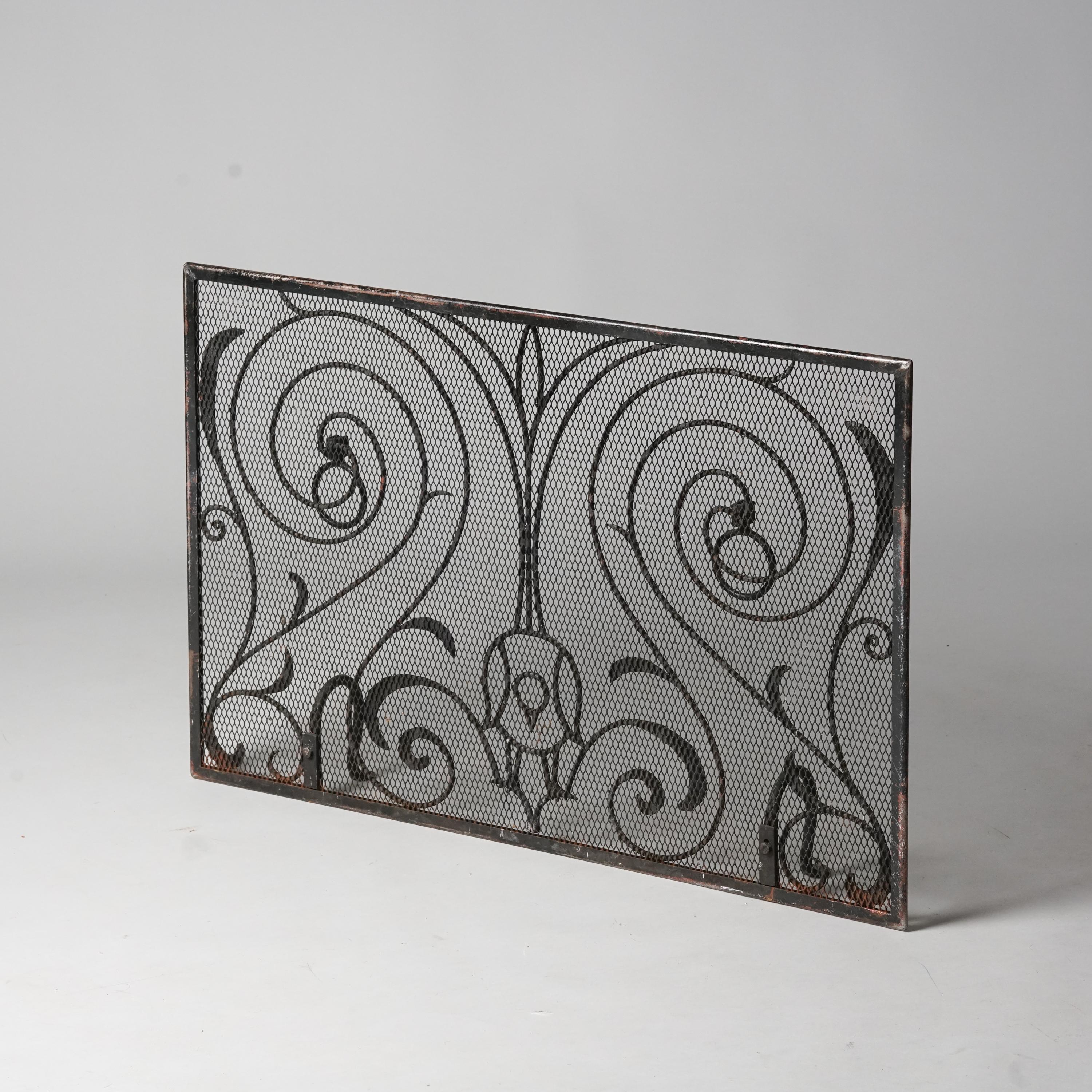 Fireplace screen, manufactured by Taidetakomo Hakkarainen, Early 20th Century. Forged iron. Good vintage condition, minor patina consistent with age and use. Beautiful detailed piece. 