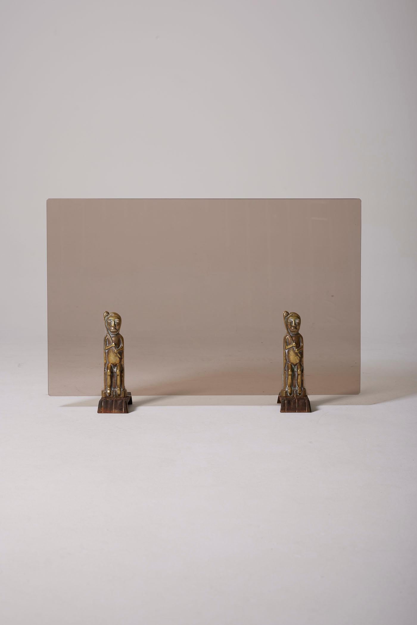 Kaminschirm und Kaminbesteck des Designers Anton Prinner (1902-1983) aus den 1930er Jahren. Der Kaminschirm ist aus Rauchglas und Bronze gefertigt. Dieses Kaminset zeigt vergoldete Bronzeskulpturen von Schamanen des ungarischen Designers. Das