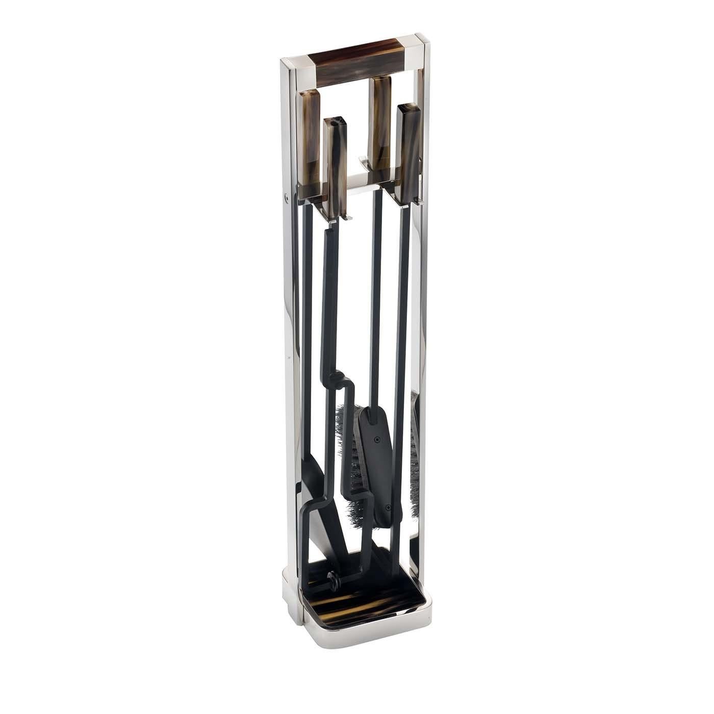 Immancabile in ogni casa moderna dotata di camino, questo set vanta un design contemporaneo e l'inaspettata combinazione di materiali moderni e industriali con il calore e il lusso degli inserti in corno. La struttura in acciaio inox con manici e