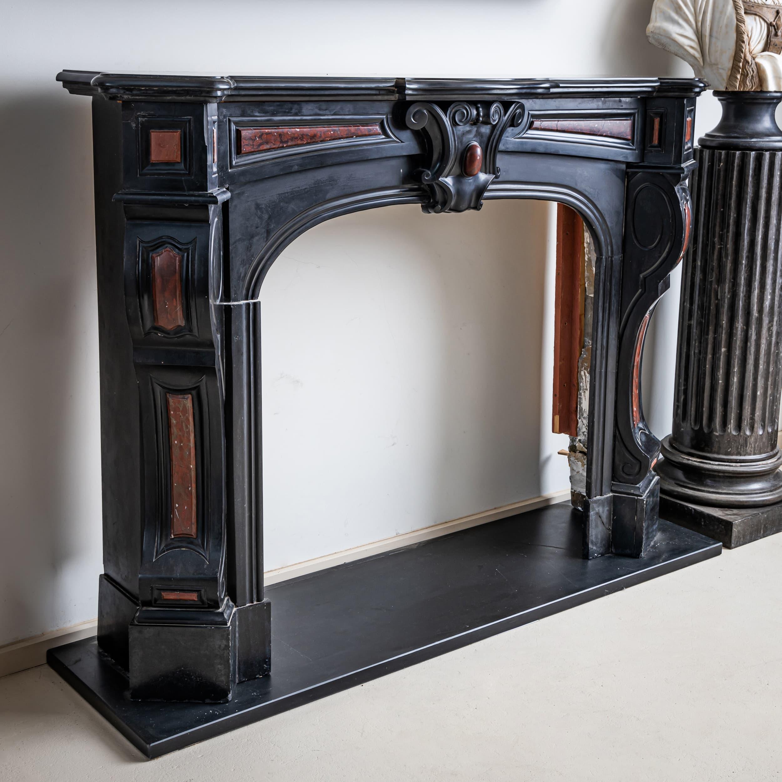 Fireplace Surround in Black Stone, France, 19th Century In Good Condition For Sale In Greding, DE