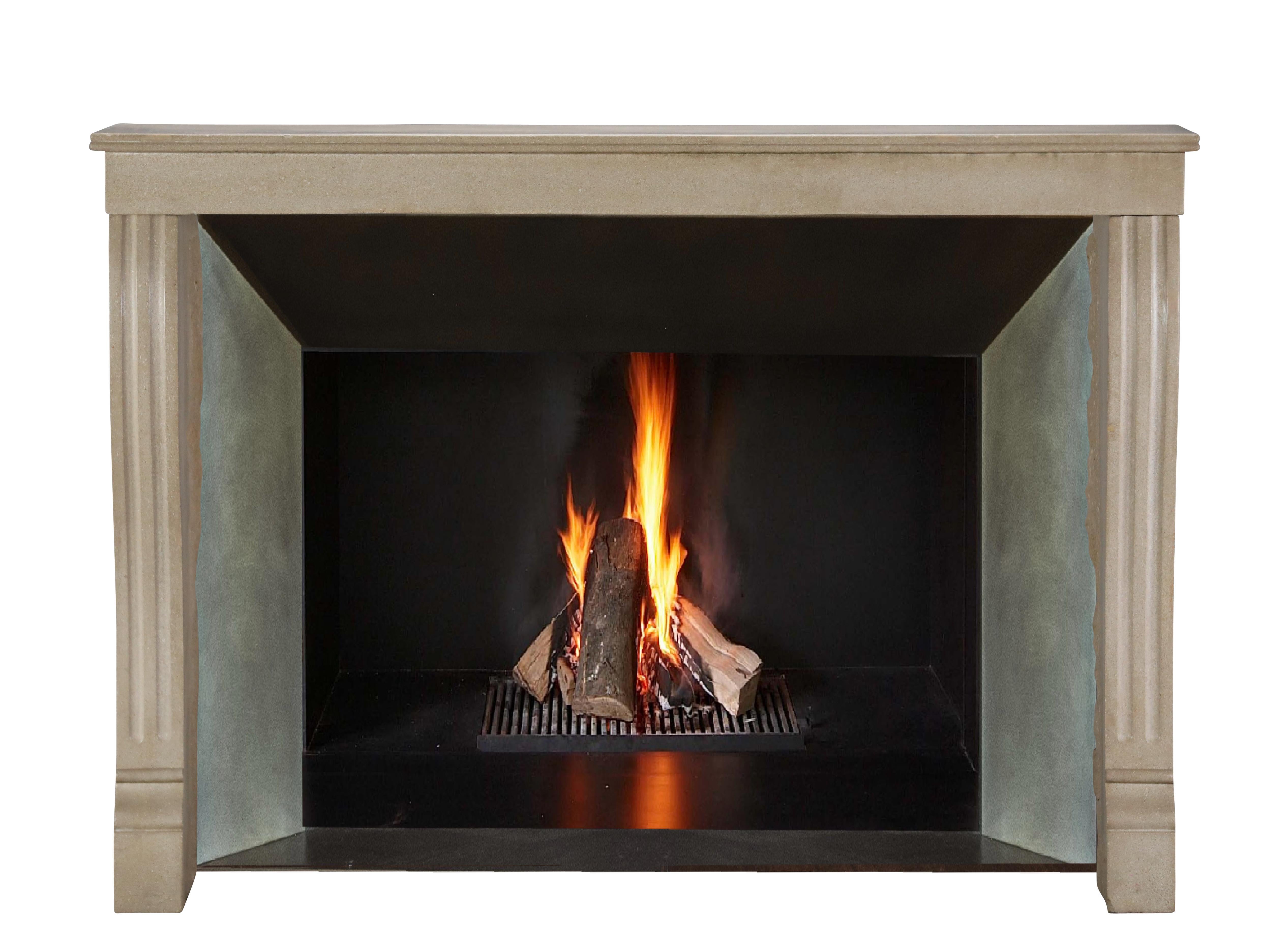 Revestimiento de chimenea de piedra caliza dura para un interiorismo chic y atemporal Francés en venta