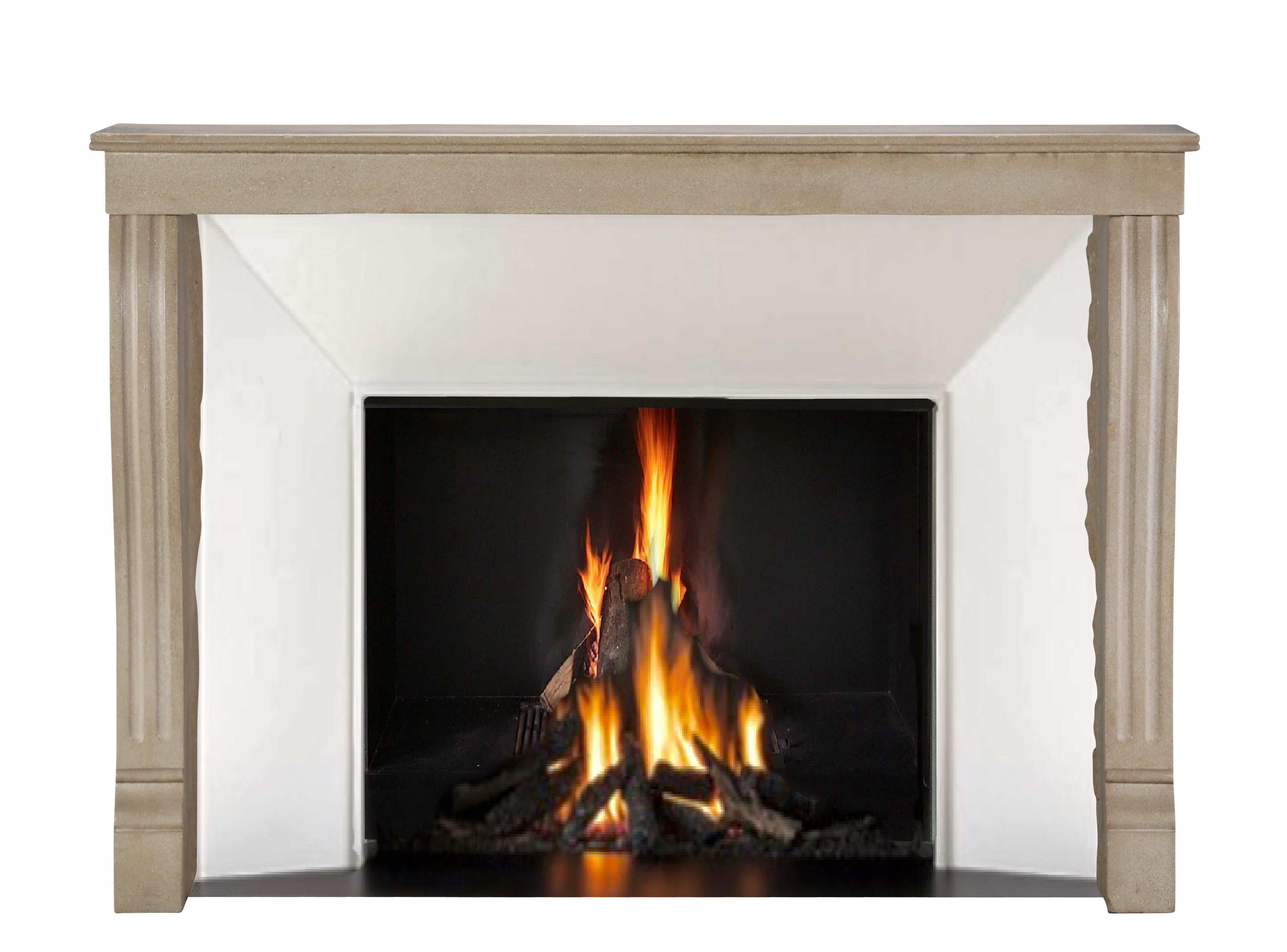 Revestimiento de chimenea de piedra caliza dura para un interiorismo chic y atemporal Tallado a mano en venta