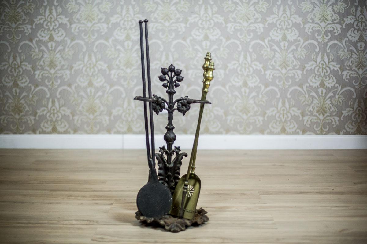 We present you a set of old fireplace tools circa 1880.
The set includes: a cast-iron holder, a brass shovel with a fire poker, and an iron log grabber.

Dimensions:
Length of the shovel and poker: 89 cm.
Length of the log grabber: 80