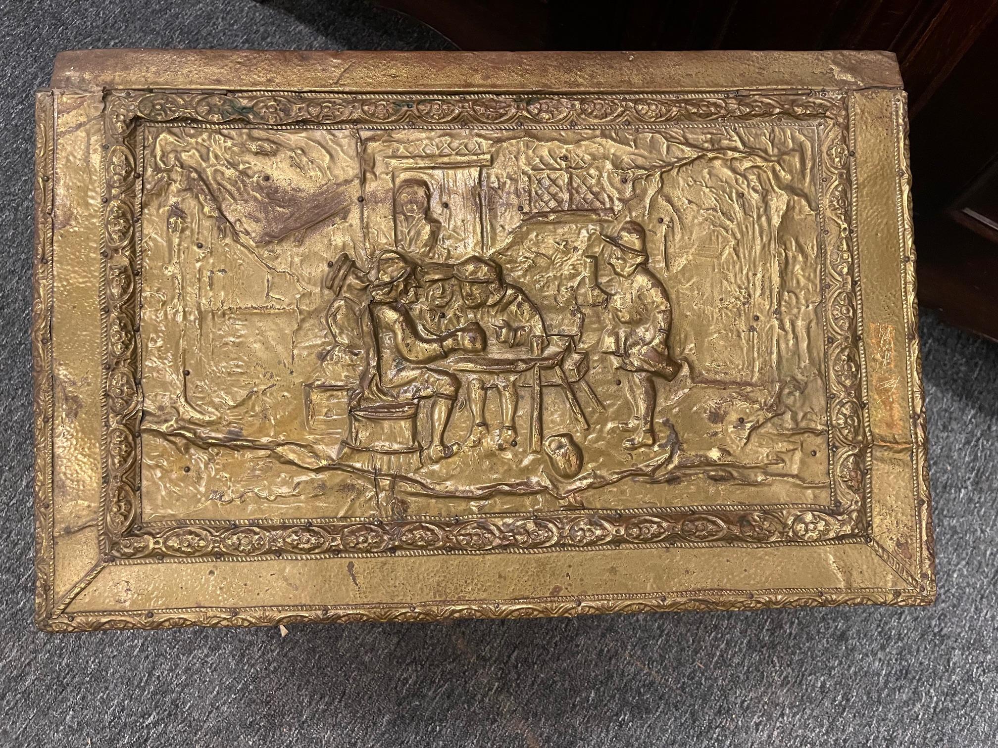 Scatola di repousse di legna da ardere Wood  con pannelli in ottone con scene artistiche, XIX secolo In condizioni buone in vendita a Savannah, GA