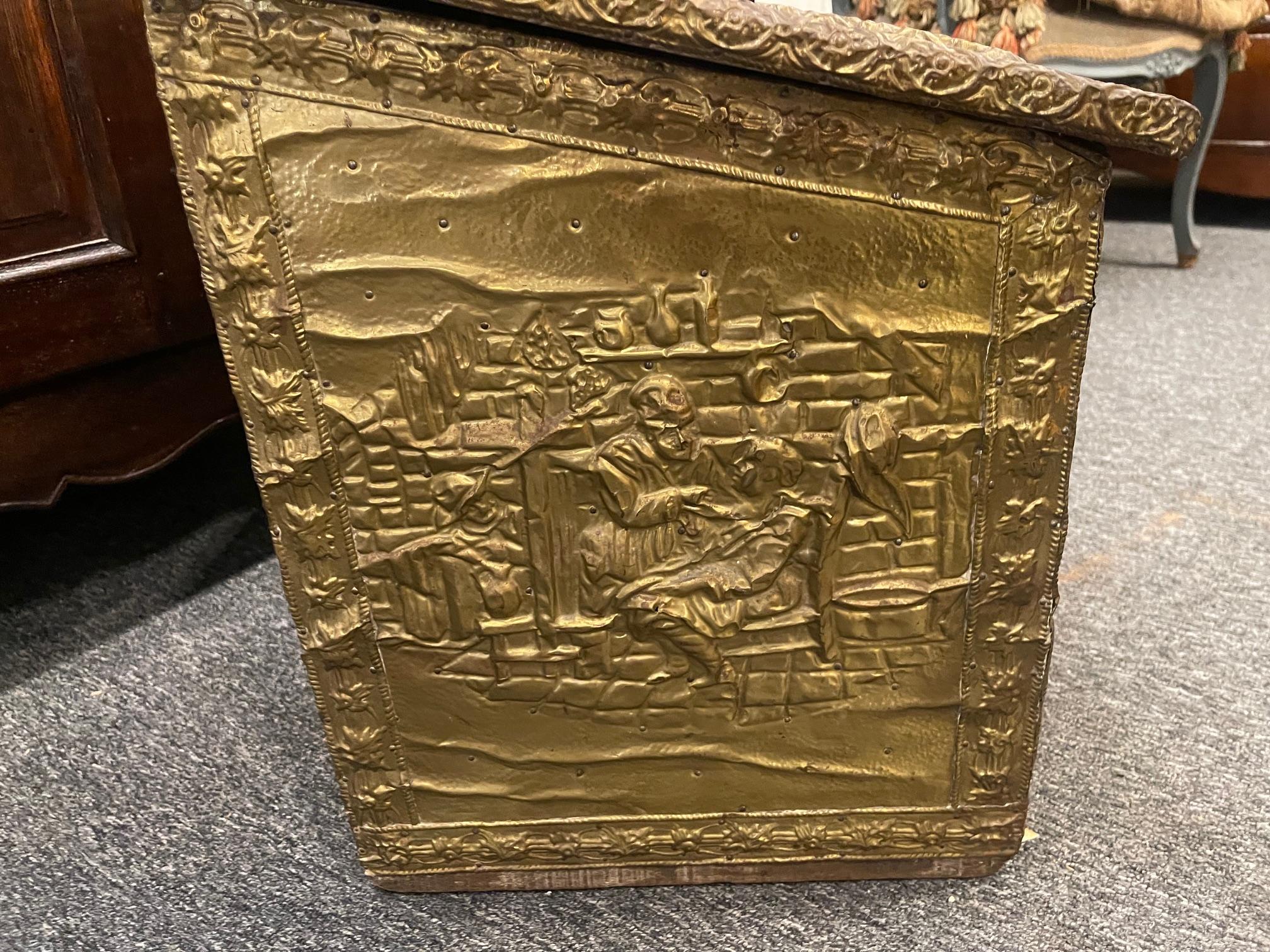 Ottone Scatola di repousse di legna da ardere Wood  con pannelli in ottone con scene artistiche, XIX secolo in vendita