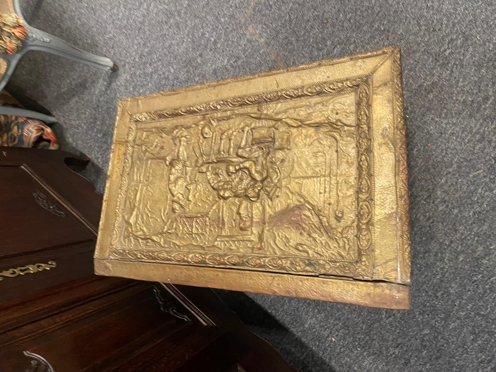 Scatola di repousse di legna da ardere Wood  con pannelli in ottone con scene artistiche, XIX secolo in vendita 2