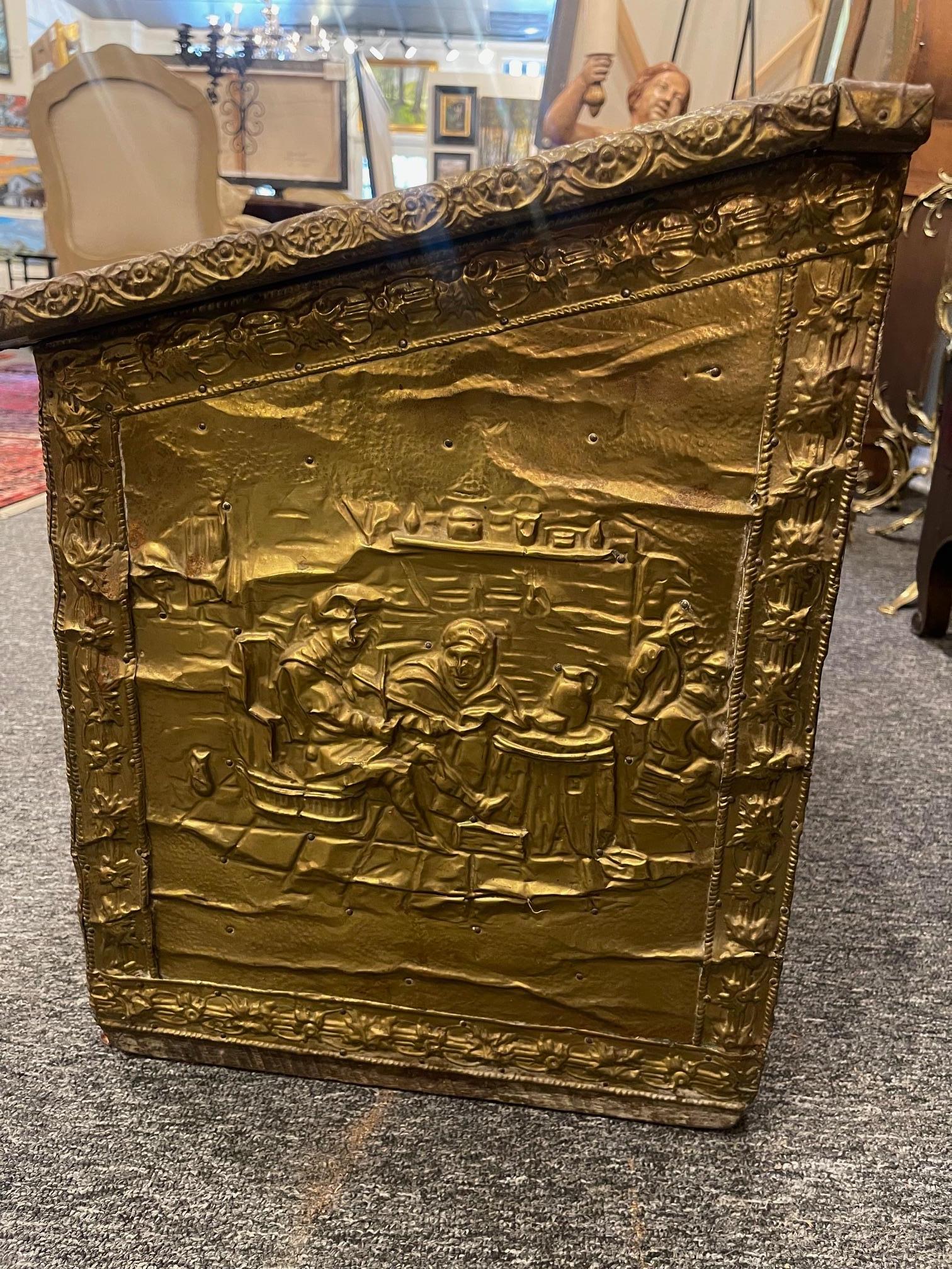 Scatola di repousse di legna da ardere Wood  con pannelli in ottone con scene artistiche, XIX secolo in vendita 3